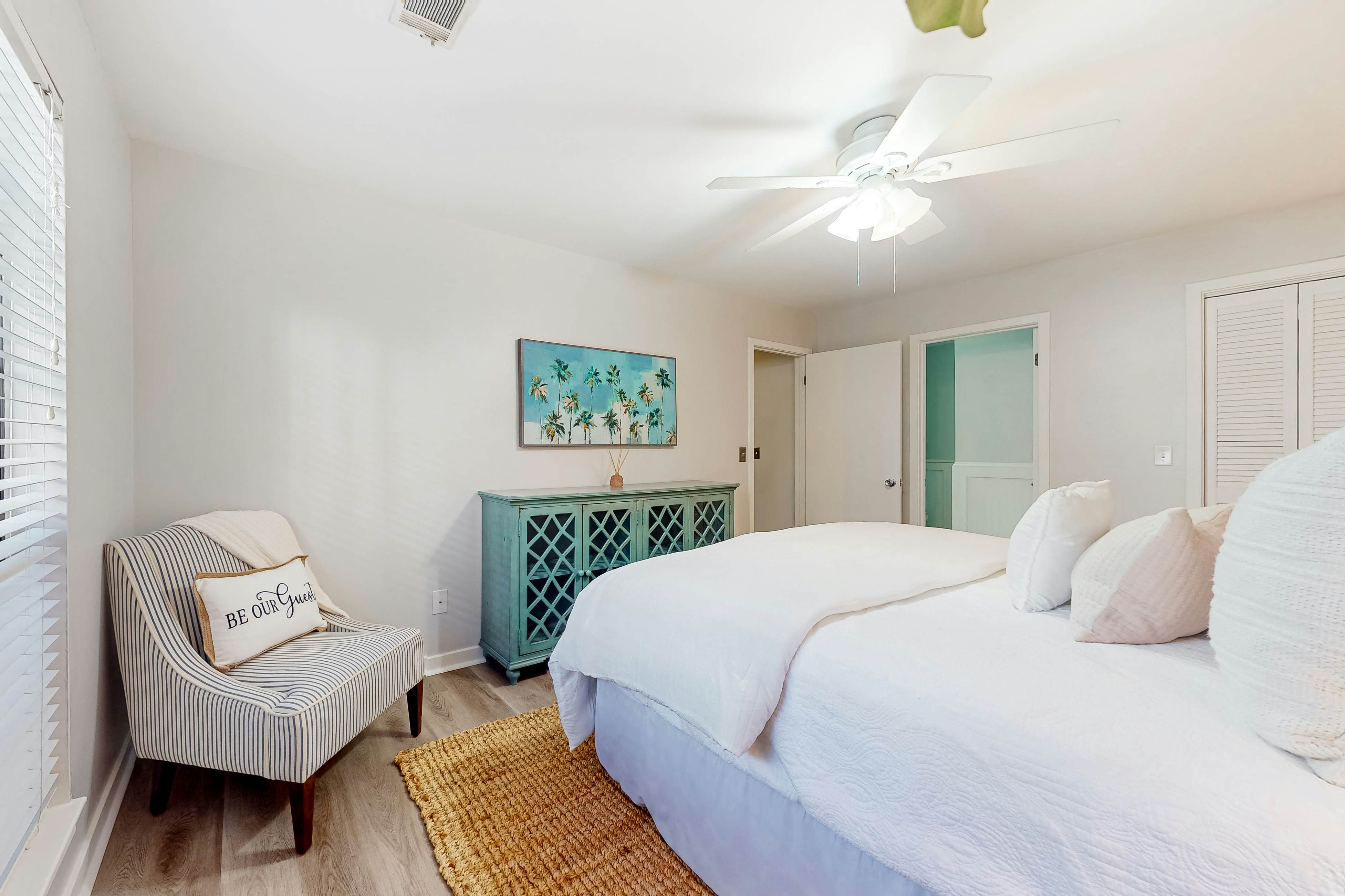 Stylish dog friendly, ground-floor getaway with pool, washer/dryer, & AC