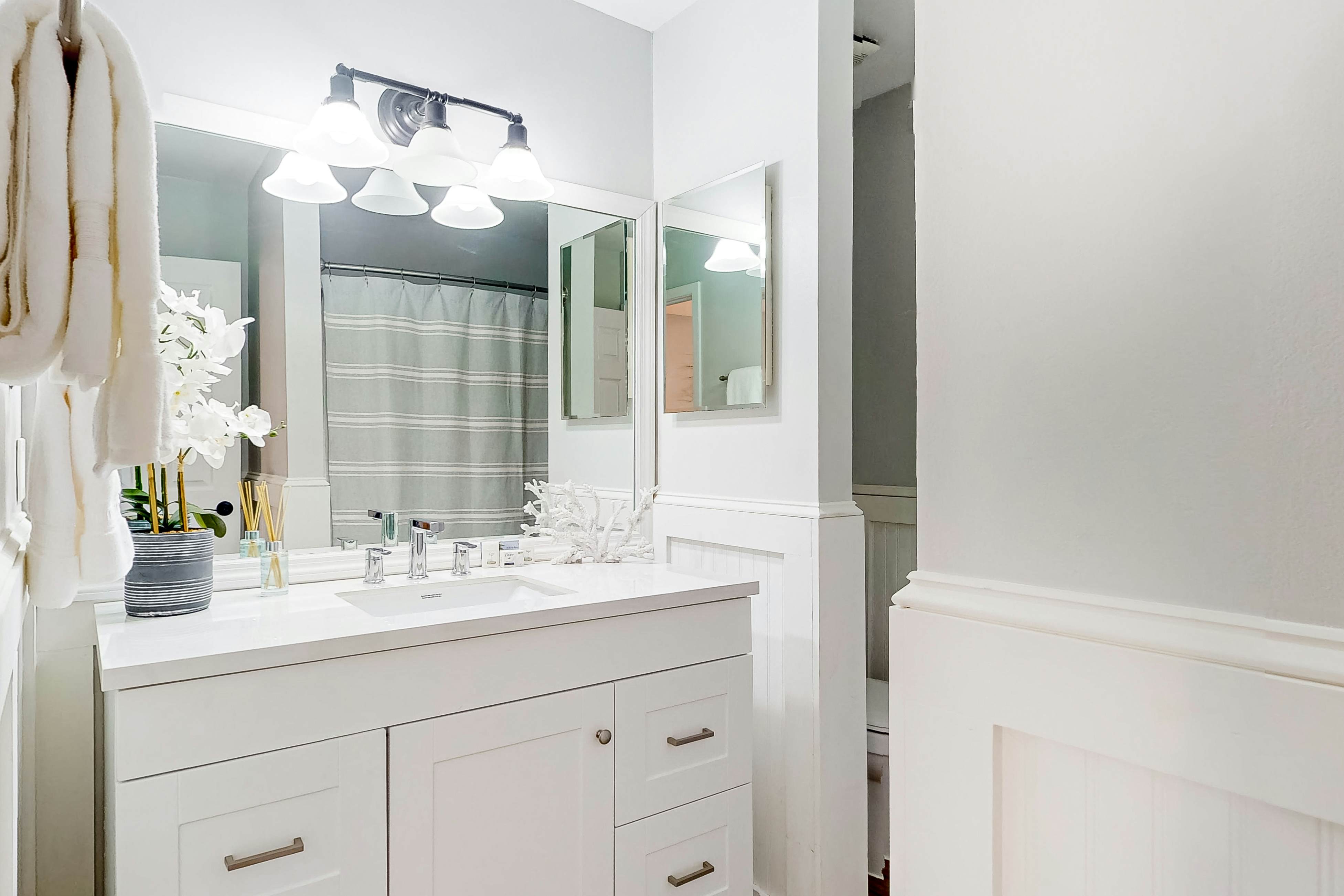 Stylish dog friendly, ground-floor getaway with pool, washer/dryer, & AC