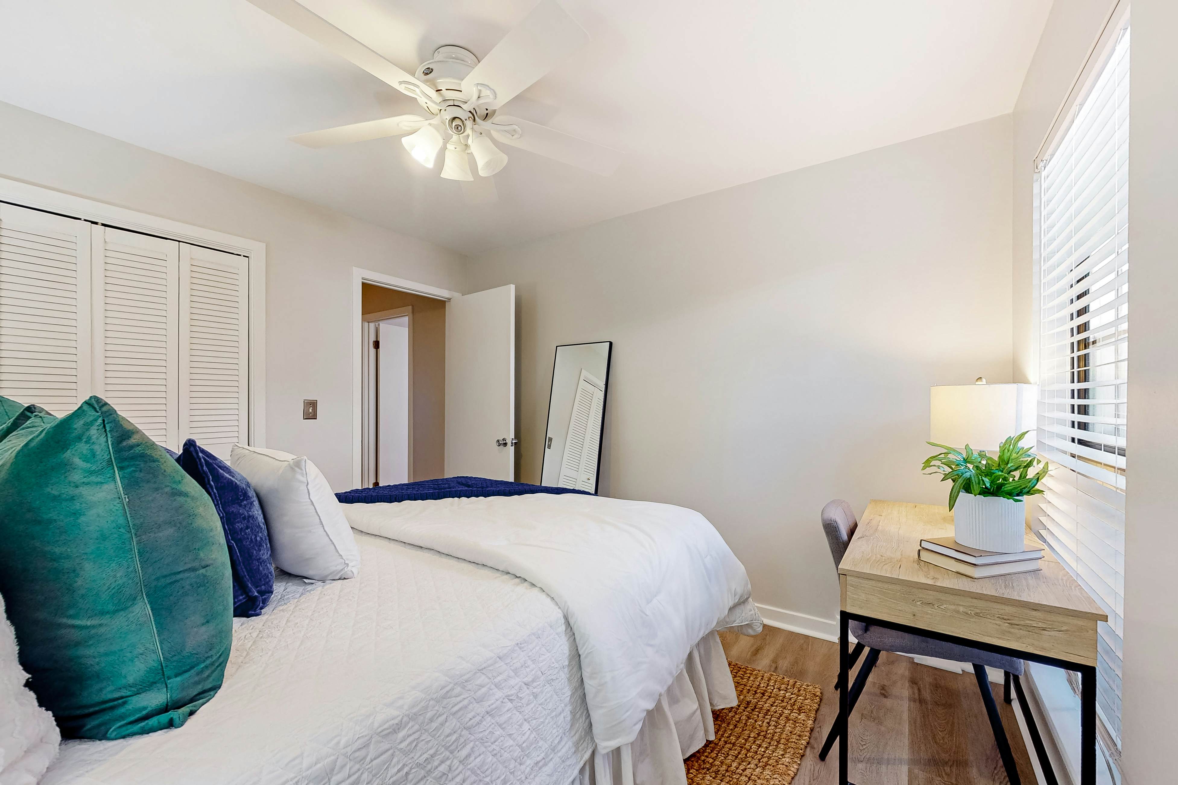 Stylish dog friendly, ground-floor getaway with pool, washer/dryer, & AC