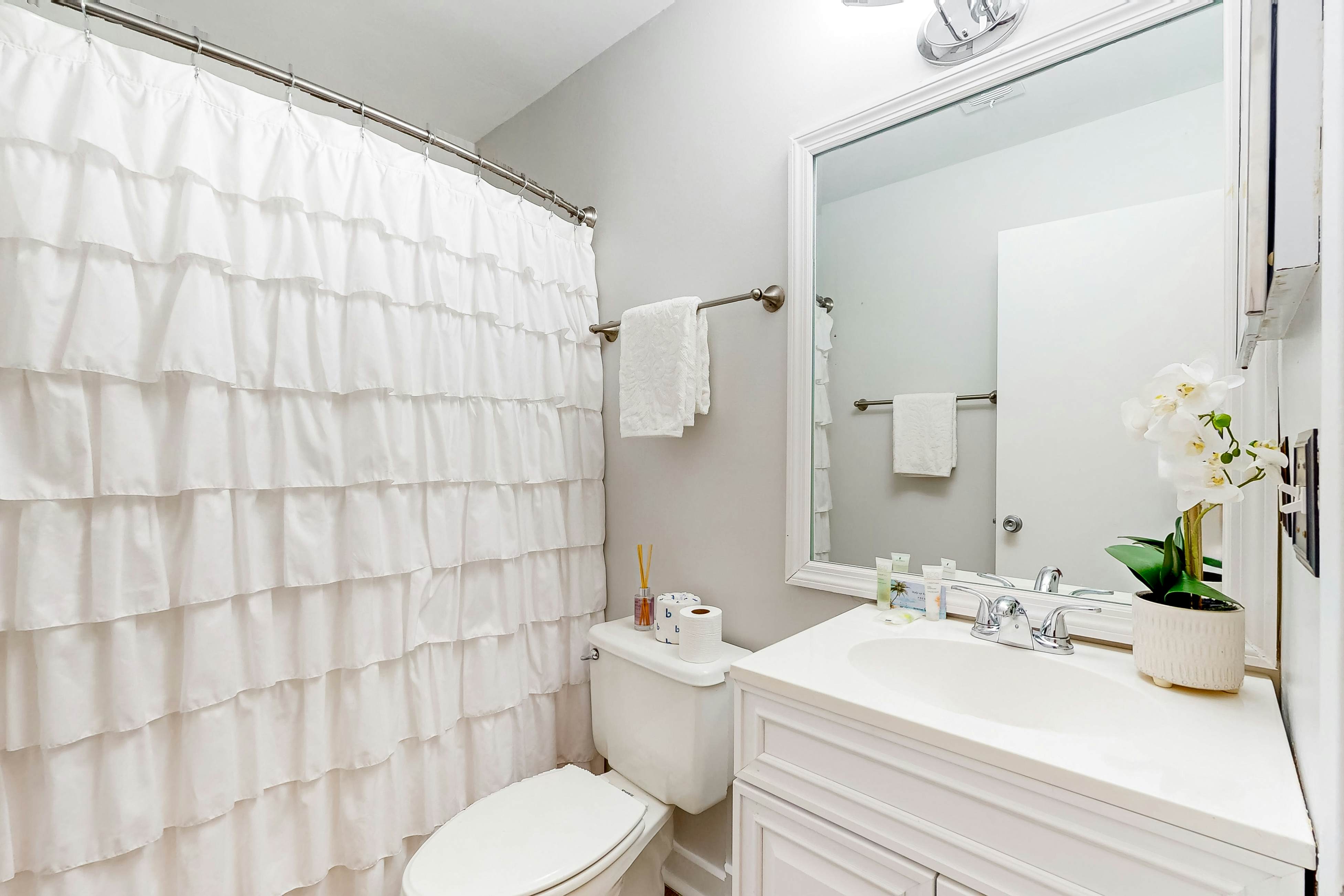 Stylish dog friendly, ground-floor getaway with pool, washer/dryer, & AC