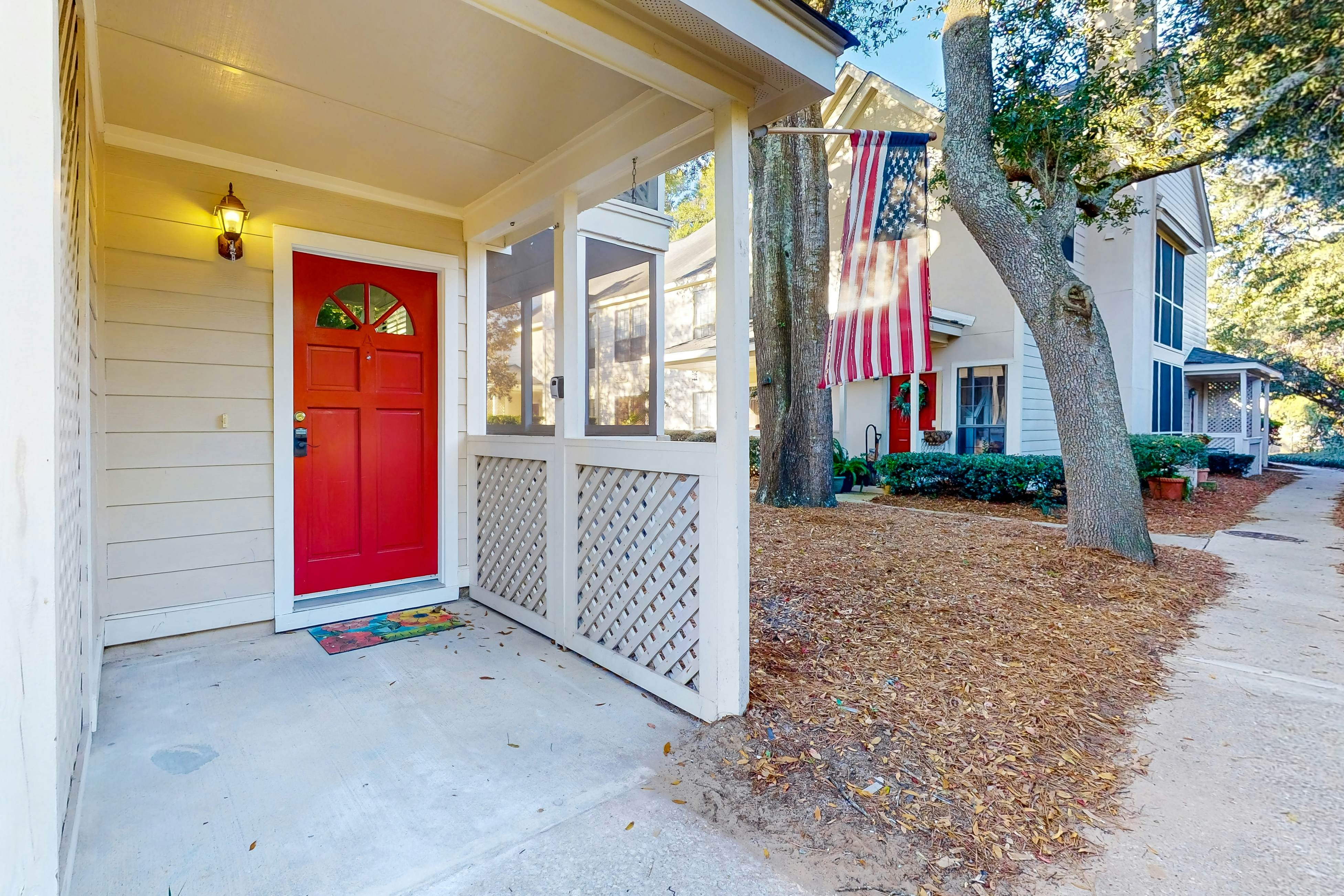 Stylish dog friendly, ground-floor getaway with pool, washer/dryer, & AC