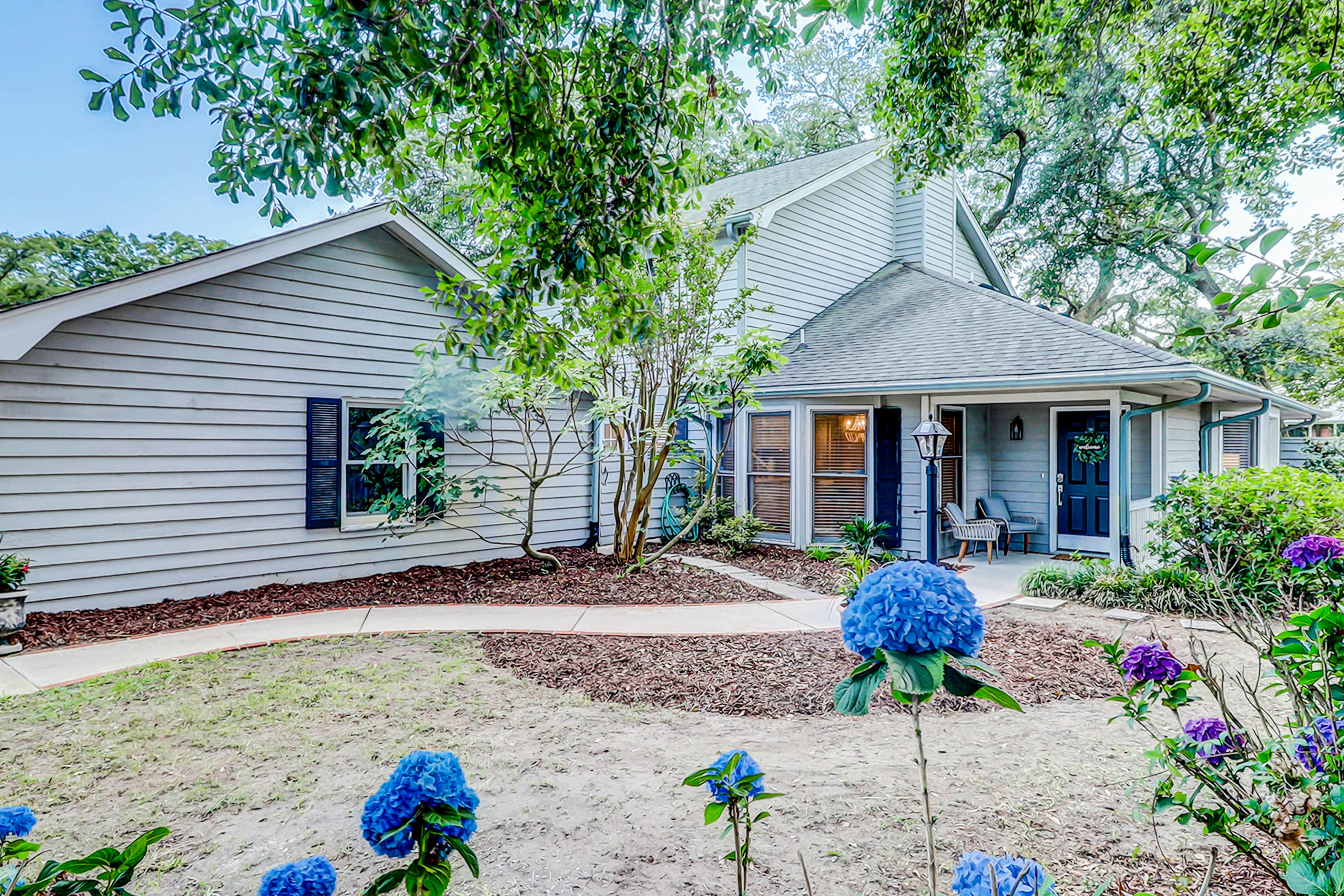 Coastal cottage with yard, near shopping & dining in Old Village District