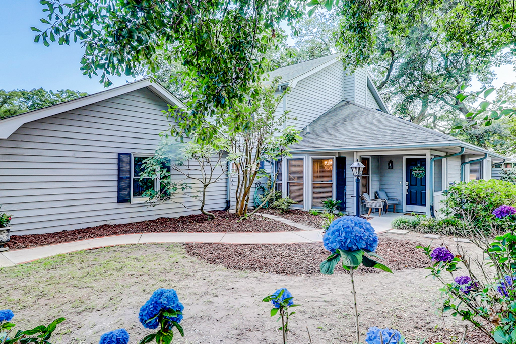 Coastal cottage with yard, near shopping & dining in Old Village District