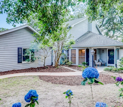 Coastal cottage with yard, near shopping & dining in Old Village District