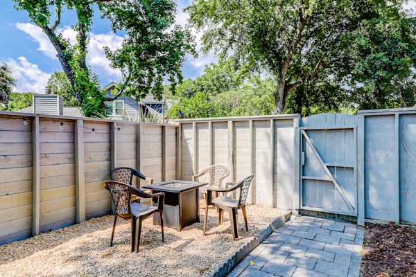 Coastal cottage with yard, near shopping & dining in Old Village District