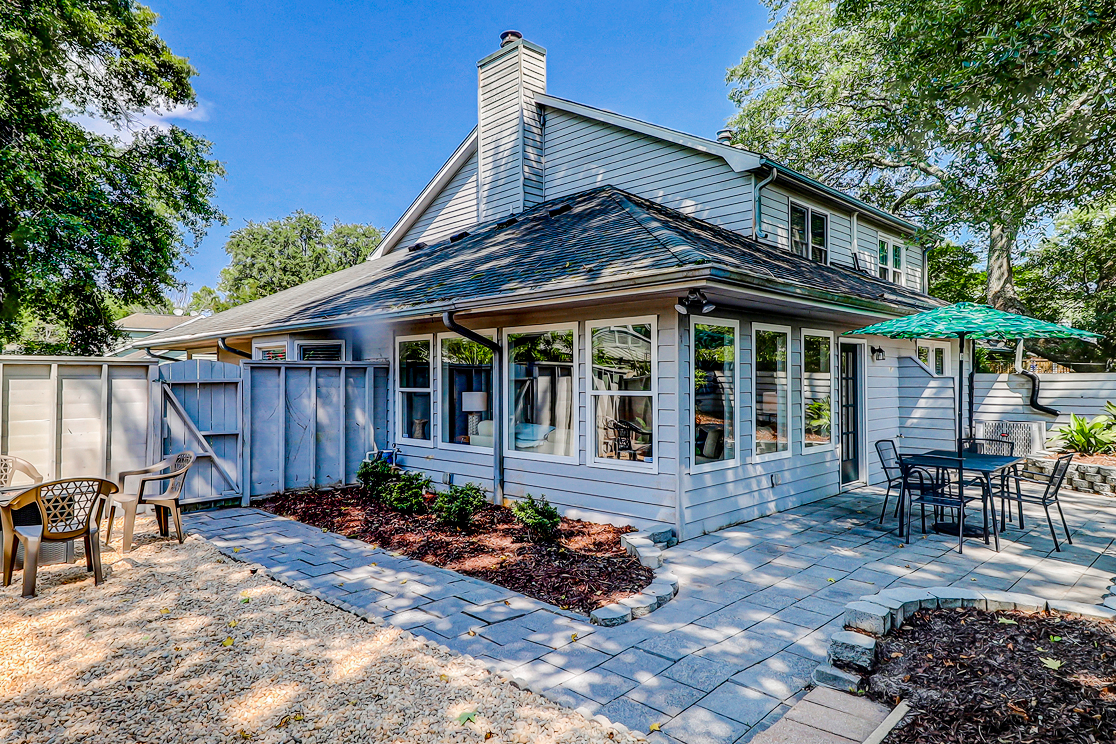 Coastal cottage with yard, near shopping & dining in Old Village District