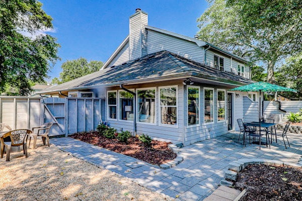 Coastal cottage with yard, near shopping & dining in Old Village District
