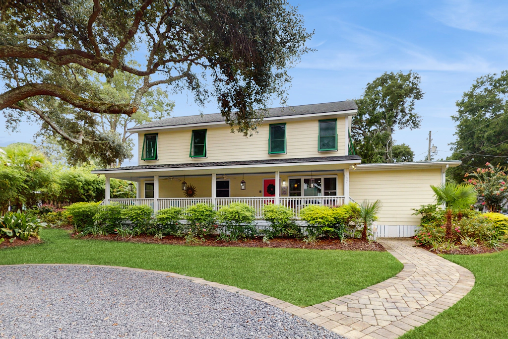 Old Village hideaway with covered porches, grill, alfresco dining & fenced yard