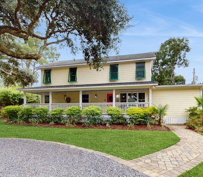 Old Village hideaway with covered porches, grill, alfresco dining & fenced yard