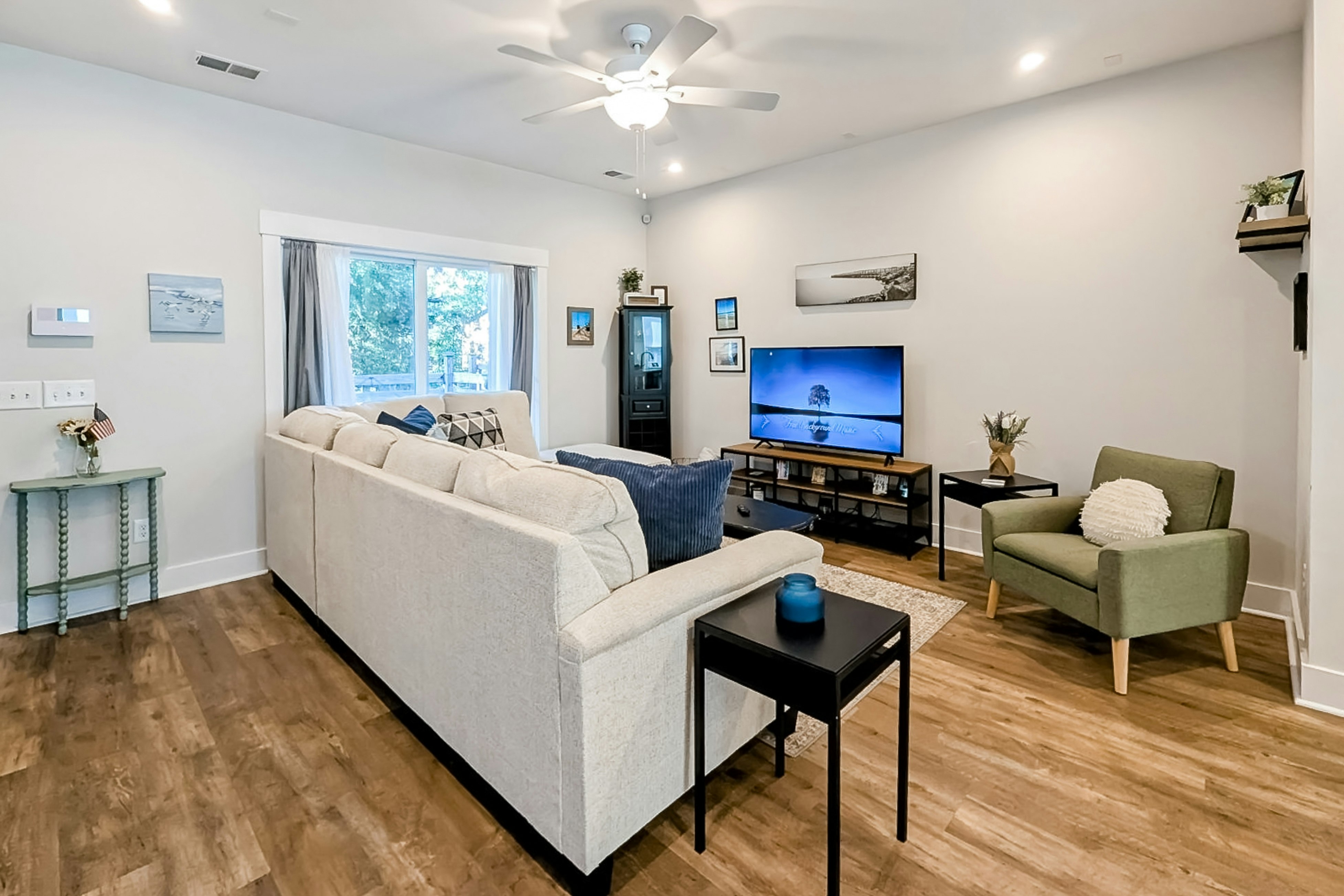 Dog-friendly townhouse with enclosed patio, outdoor dining, desk, W/D, & AC