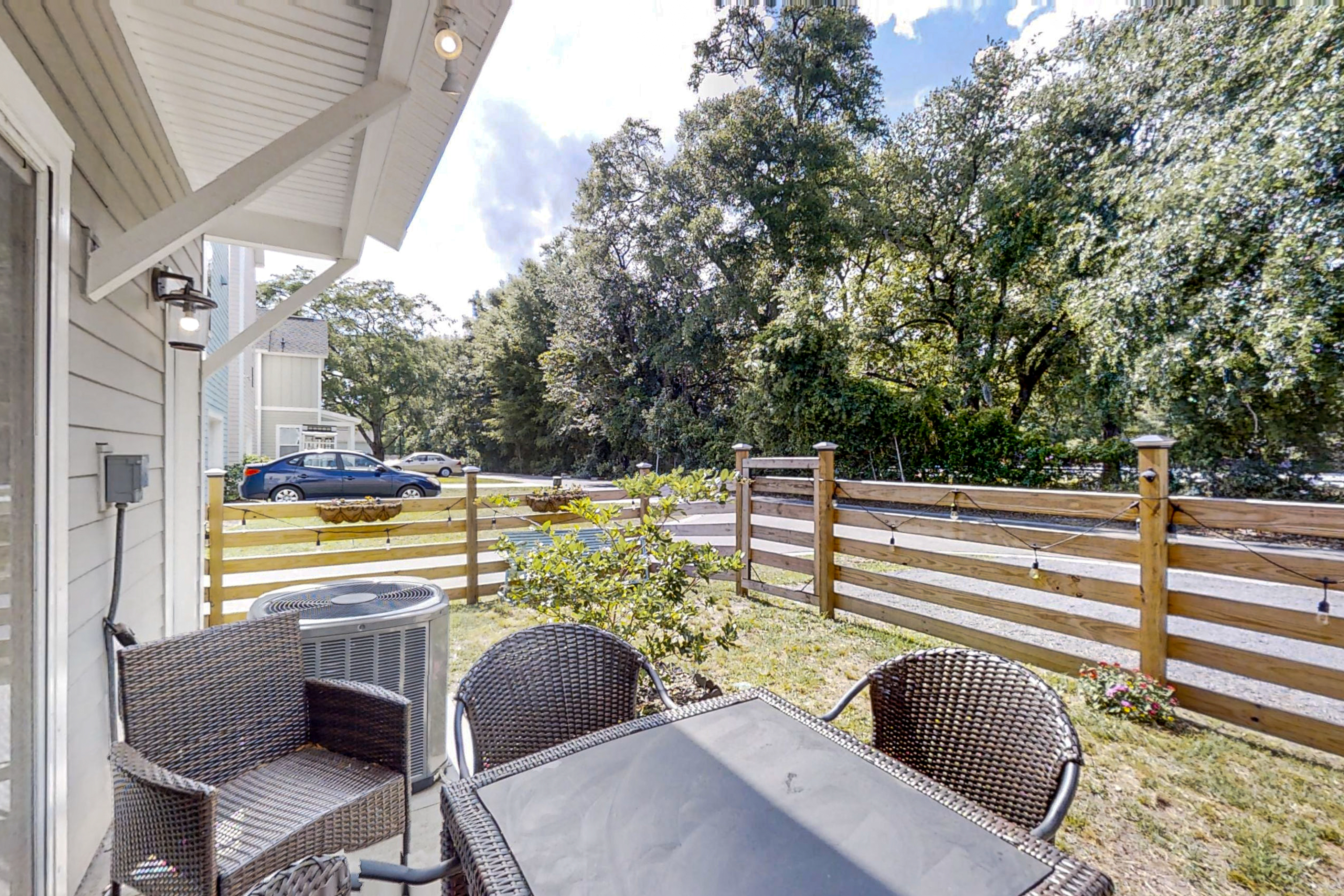 Dog-friendly townhouse with enclosed patio, outdoor dining, desk, W/D, & AC
