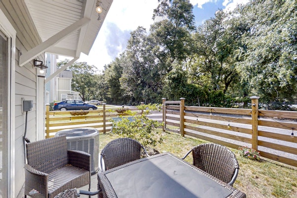 Dog-friendly townhouse with enclosed patio, outdoor dining, desk, W/D, & AC