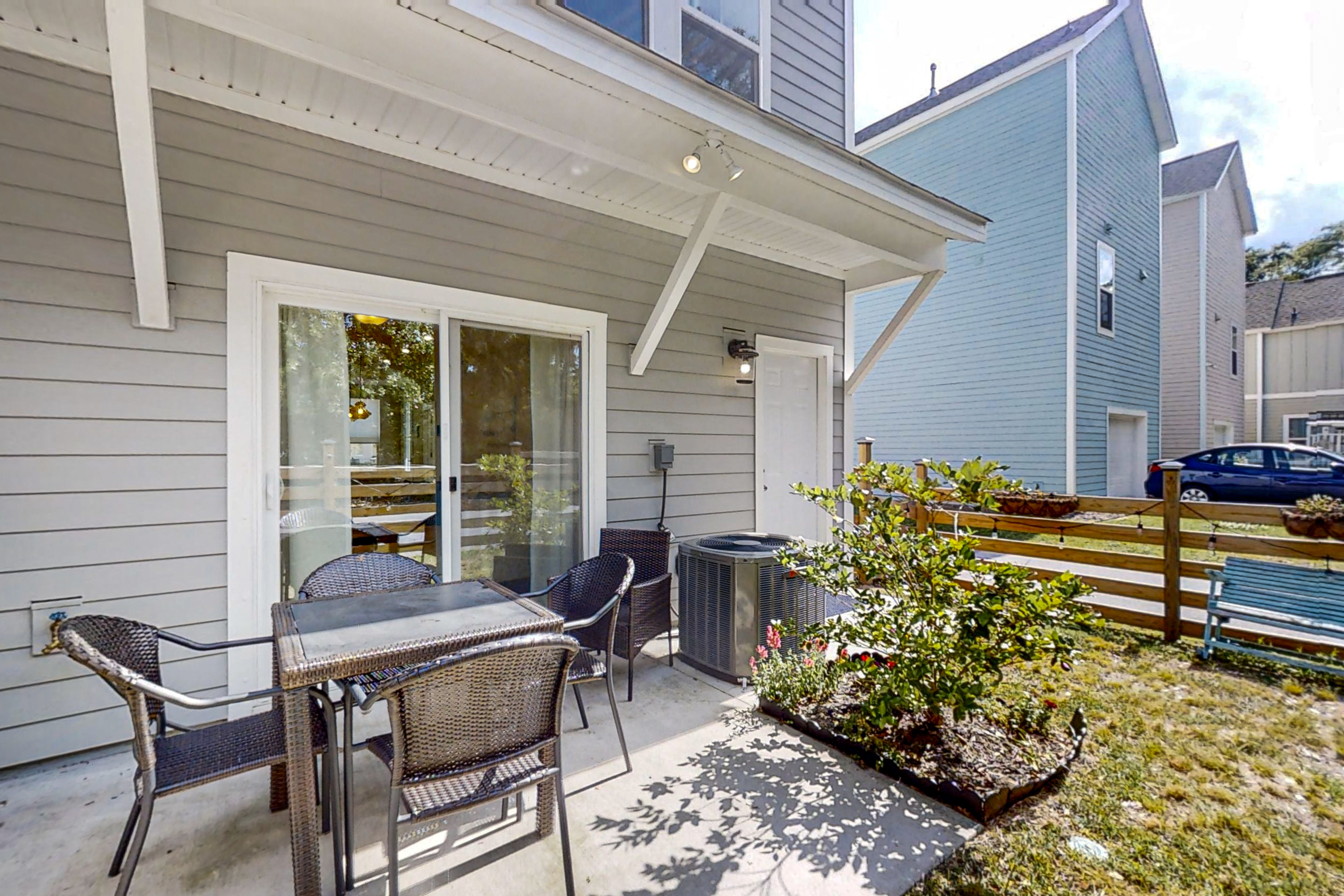 Dog-friendly townhouse with enclosed patio, outdoor dining, desk, W/D, & AC