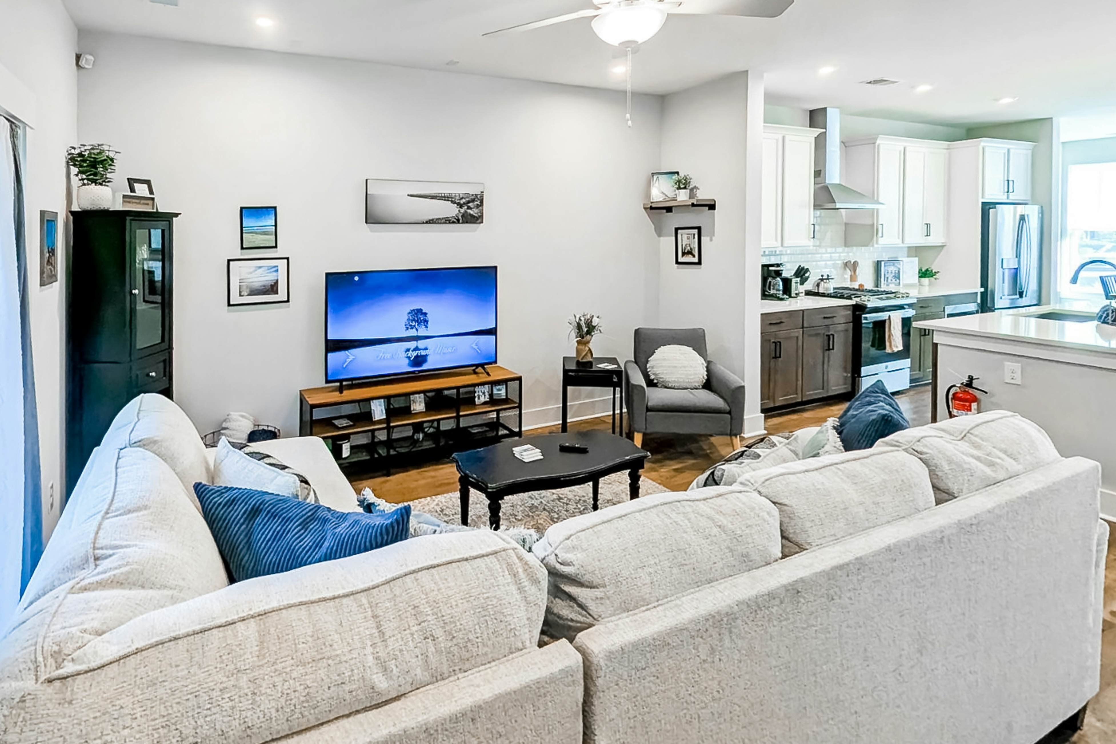 Dog-friendly townhouse with enclosed patio, outdoor dining, desk, W/D, & AC