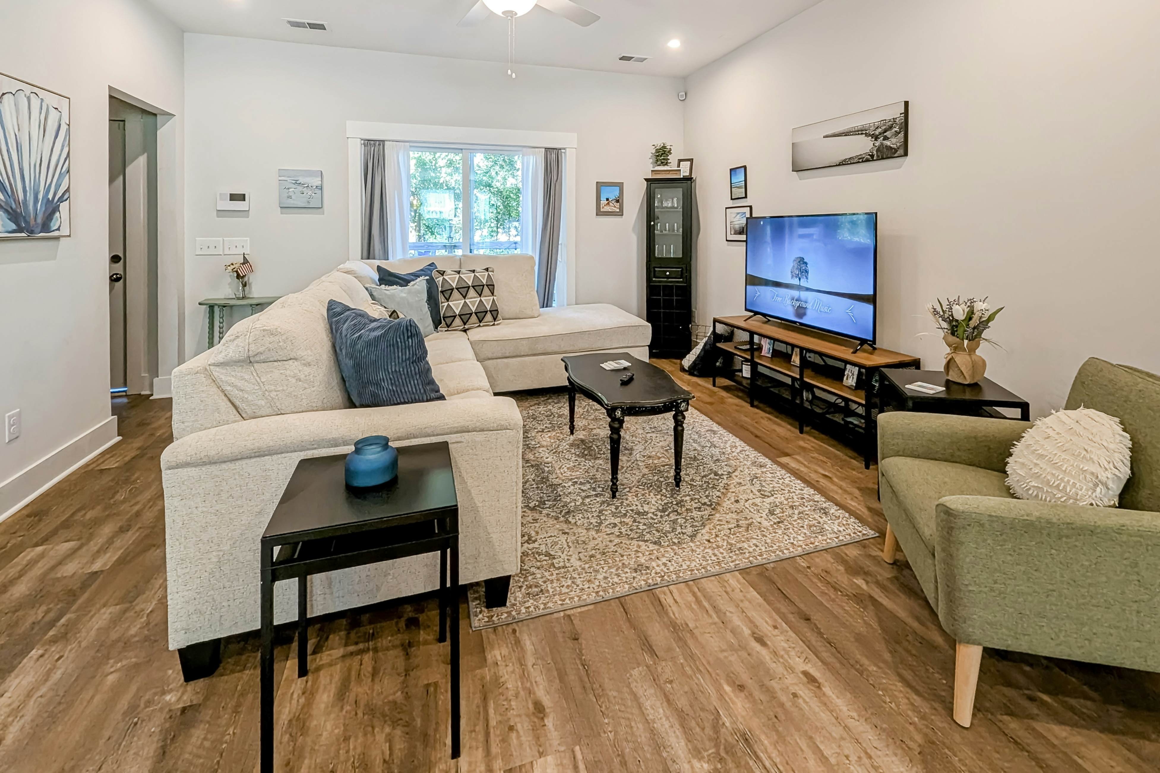 Dog-friendly townhouse with enclosed patio, outdoor dining, desk, W/D, & AC