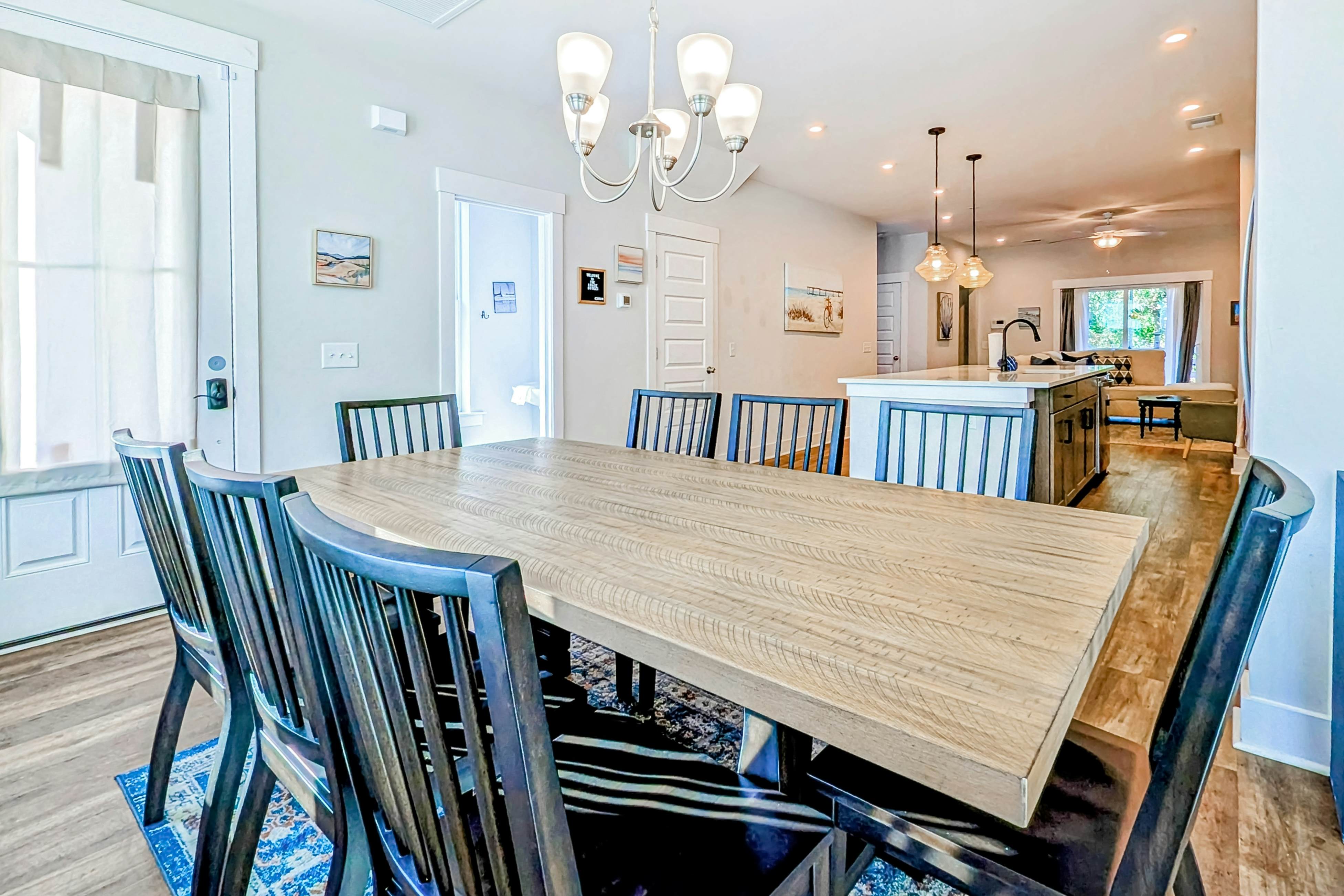 Dog-friendly townhouse with enclosed patio, outdoor dining, desk, W/D, & AC