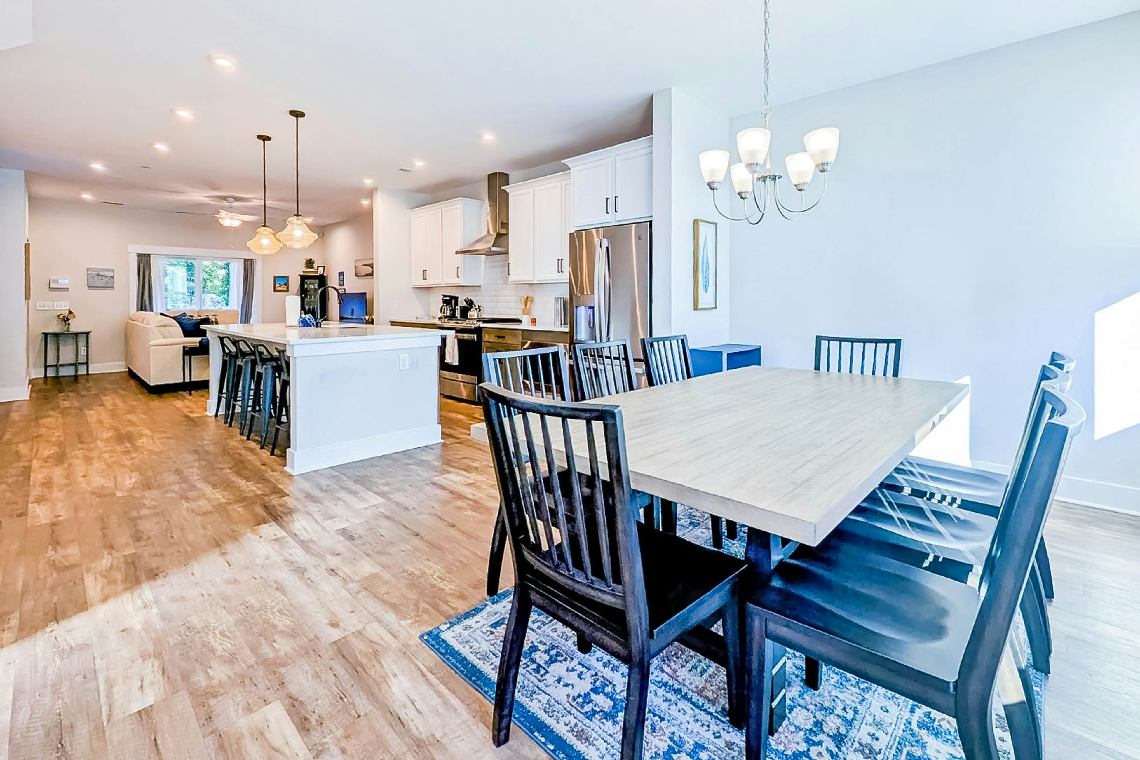 Dog-friendly townhouse with enclosed patio, outdoor dining, desk, W/D, & AC