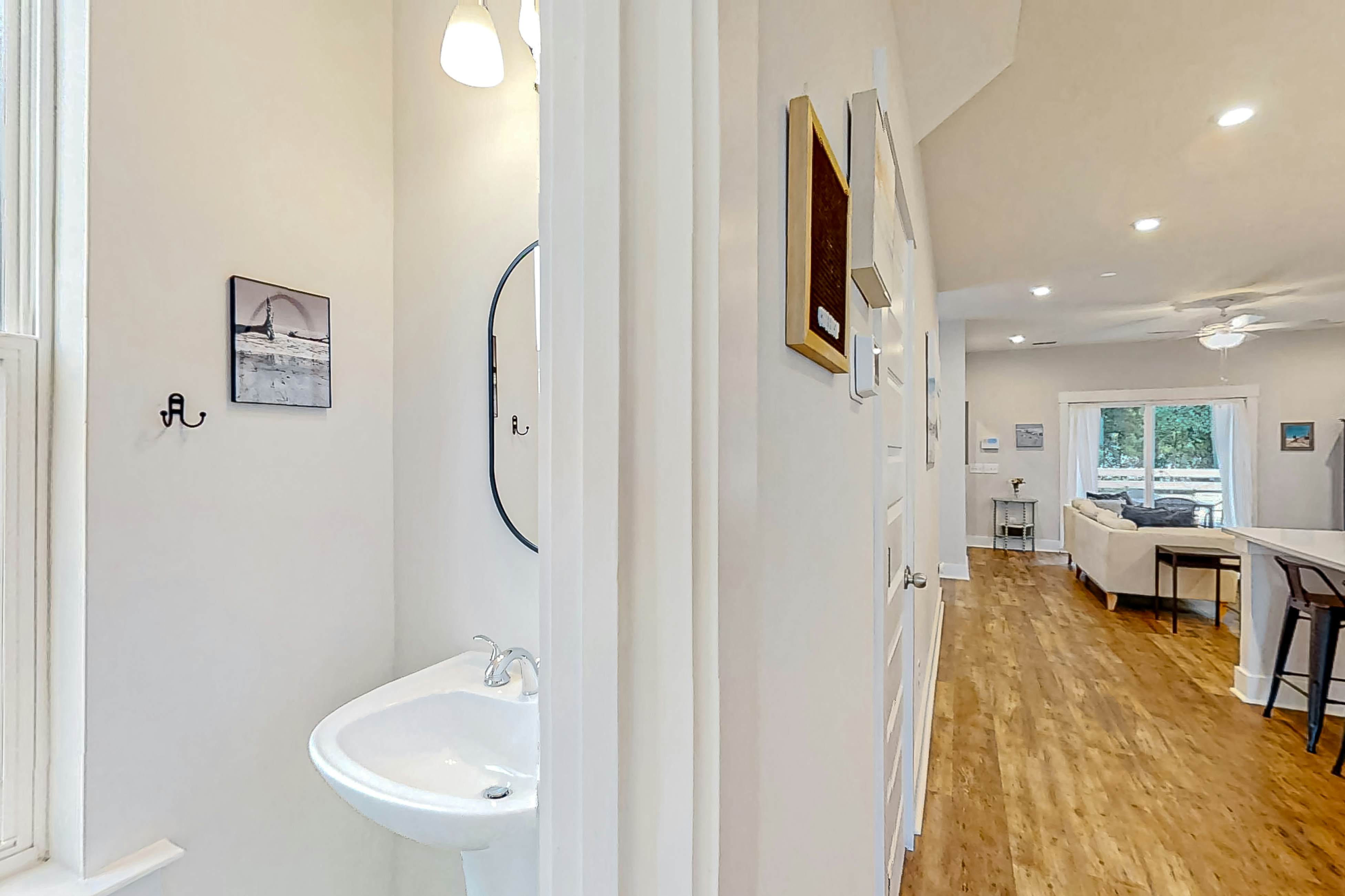 Dog-friendly townhouse with enclosed patio, outdoor dining, desk, W/D, & AC