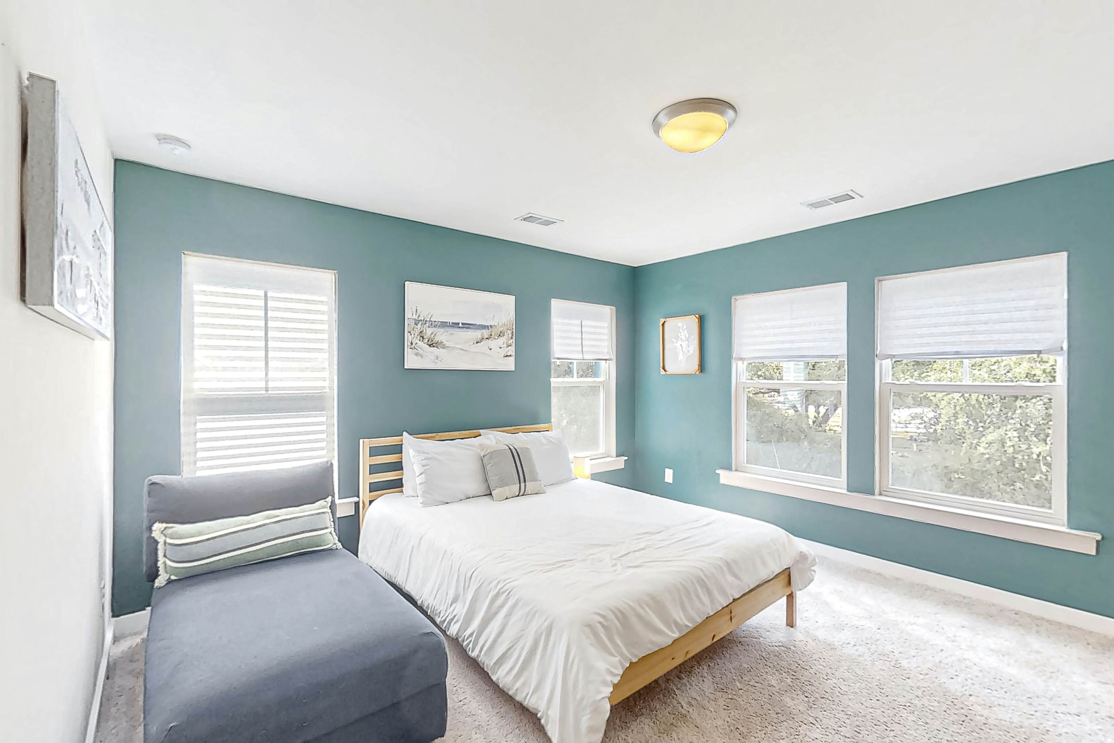 Dog-friendly townhouse with enclosed patio, outdoor dining, desk, W/D, & AC