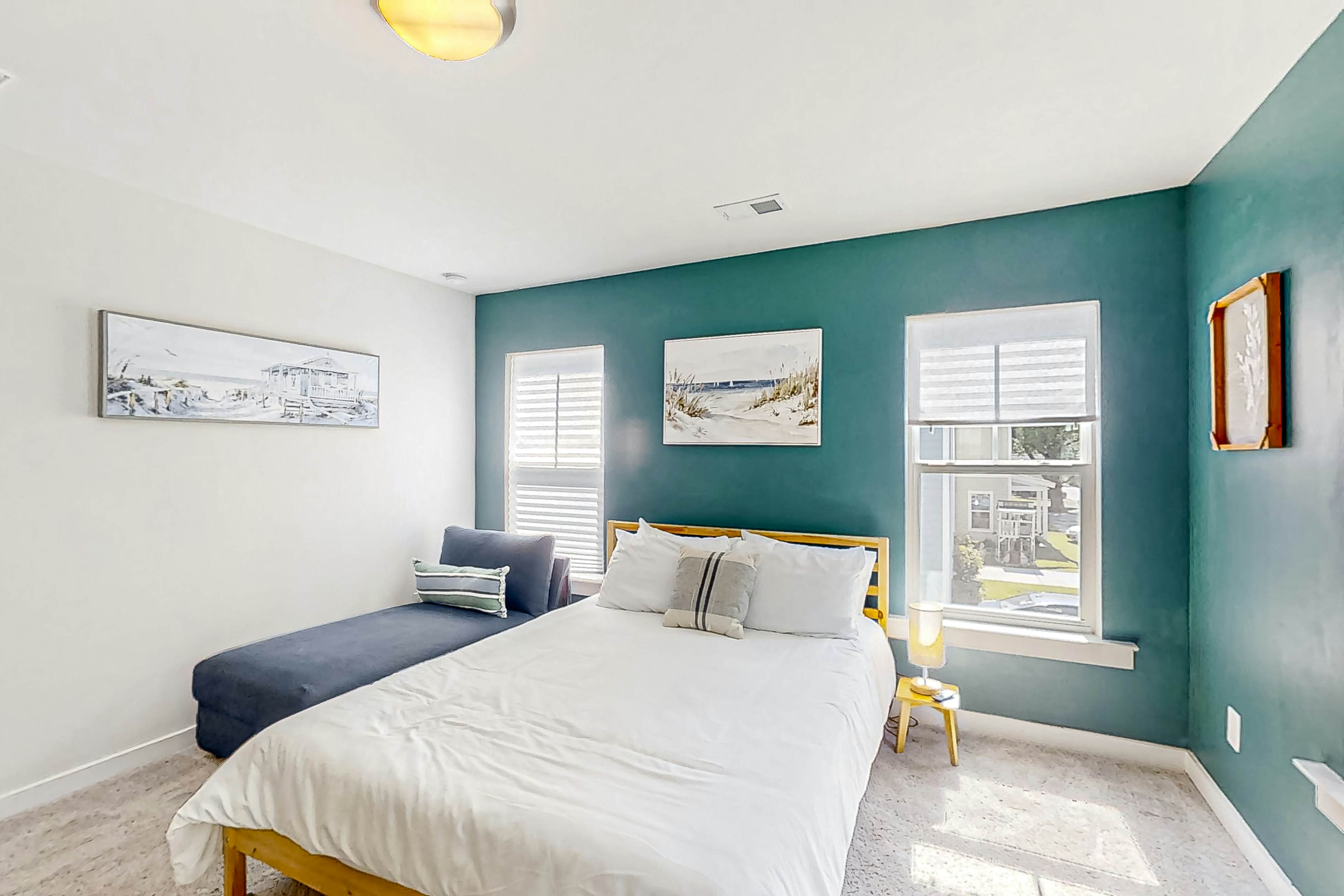 Dog-friendly townhouse with enclosed patio, outdoor dining, desk, W/D, & AC