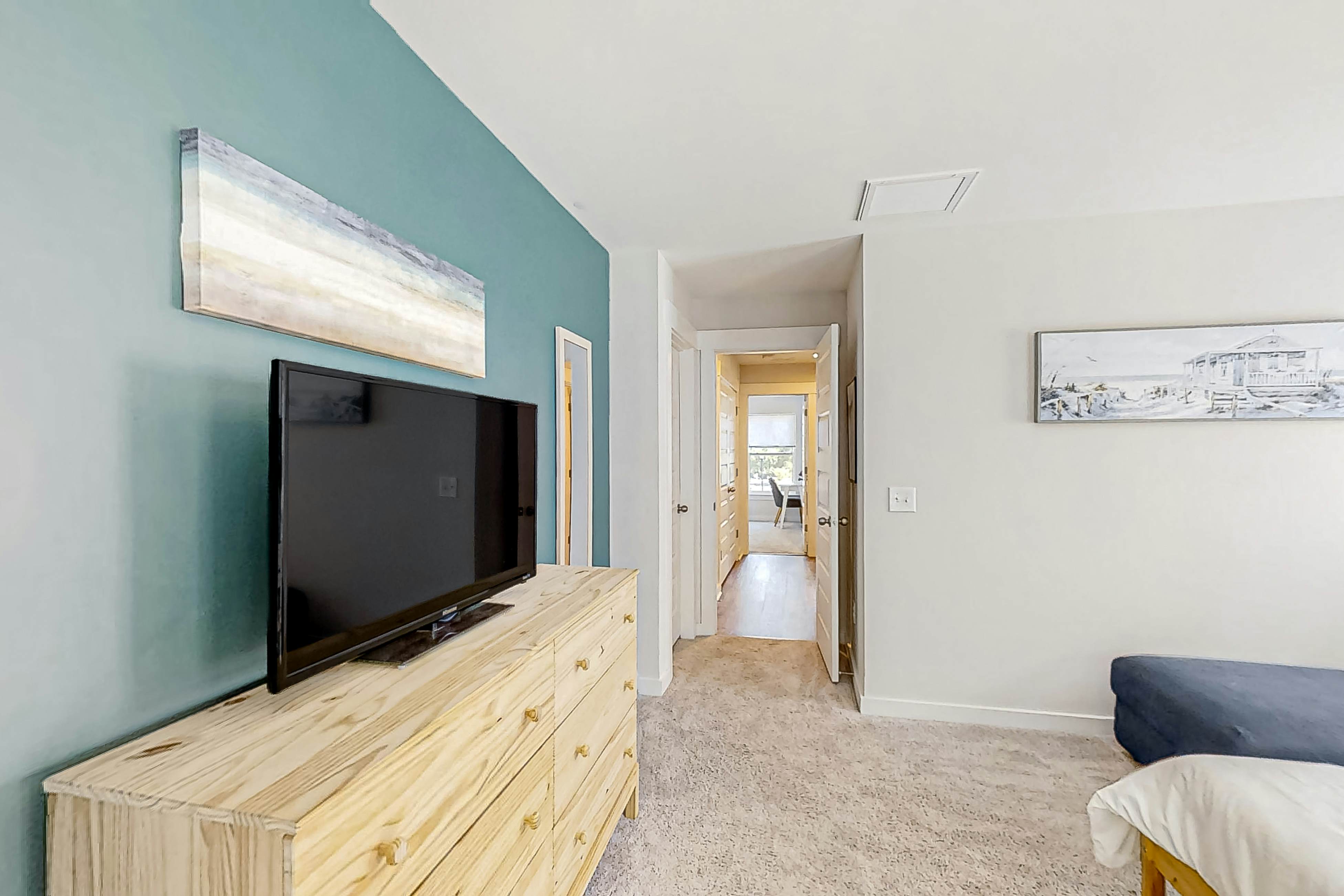 Dog-friendly townhouse with enclosed patio, outdoor dining, desk, W/D, & AC