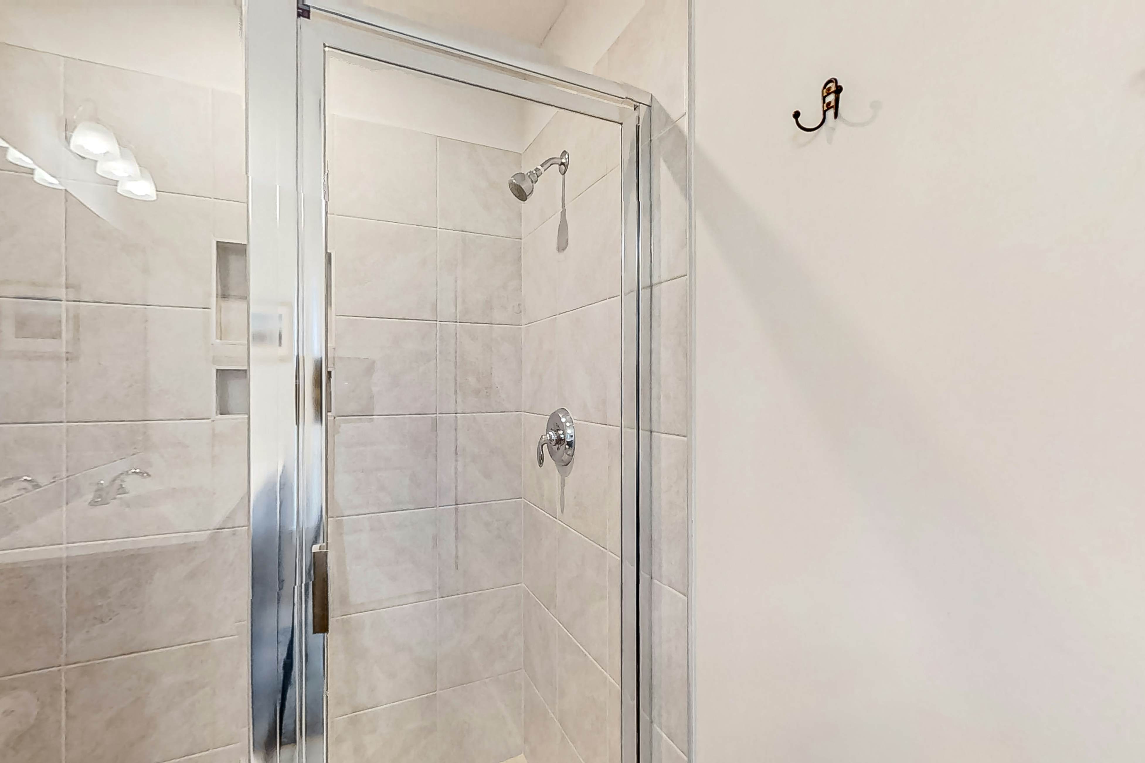 Dog-friendly townhouse with enclosed patio, outdoor dining, desk, W/D, & AC