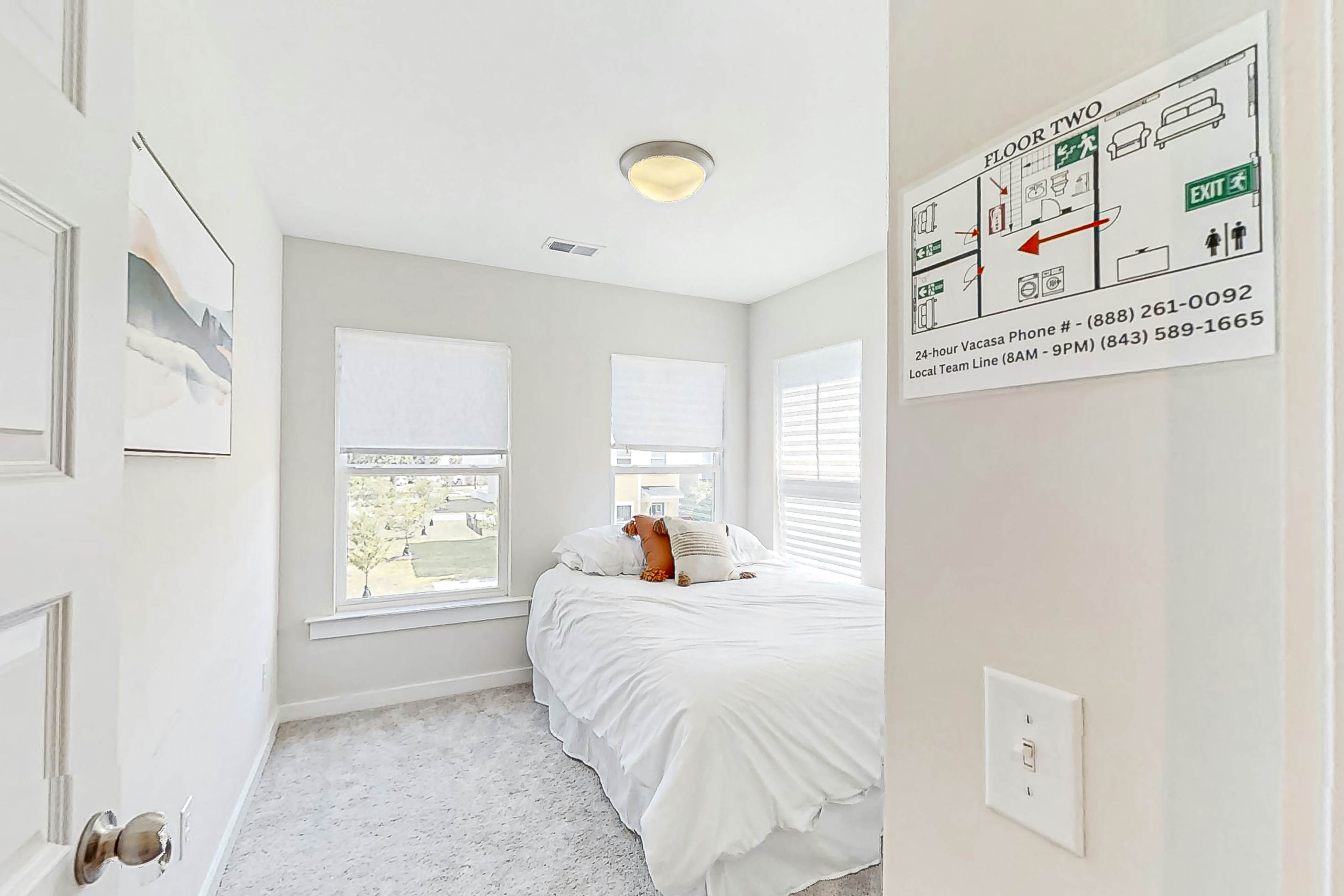 Dog-friendly townhouse with enclosed patio, outdoor dining, desk, W/D, & AC