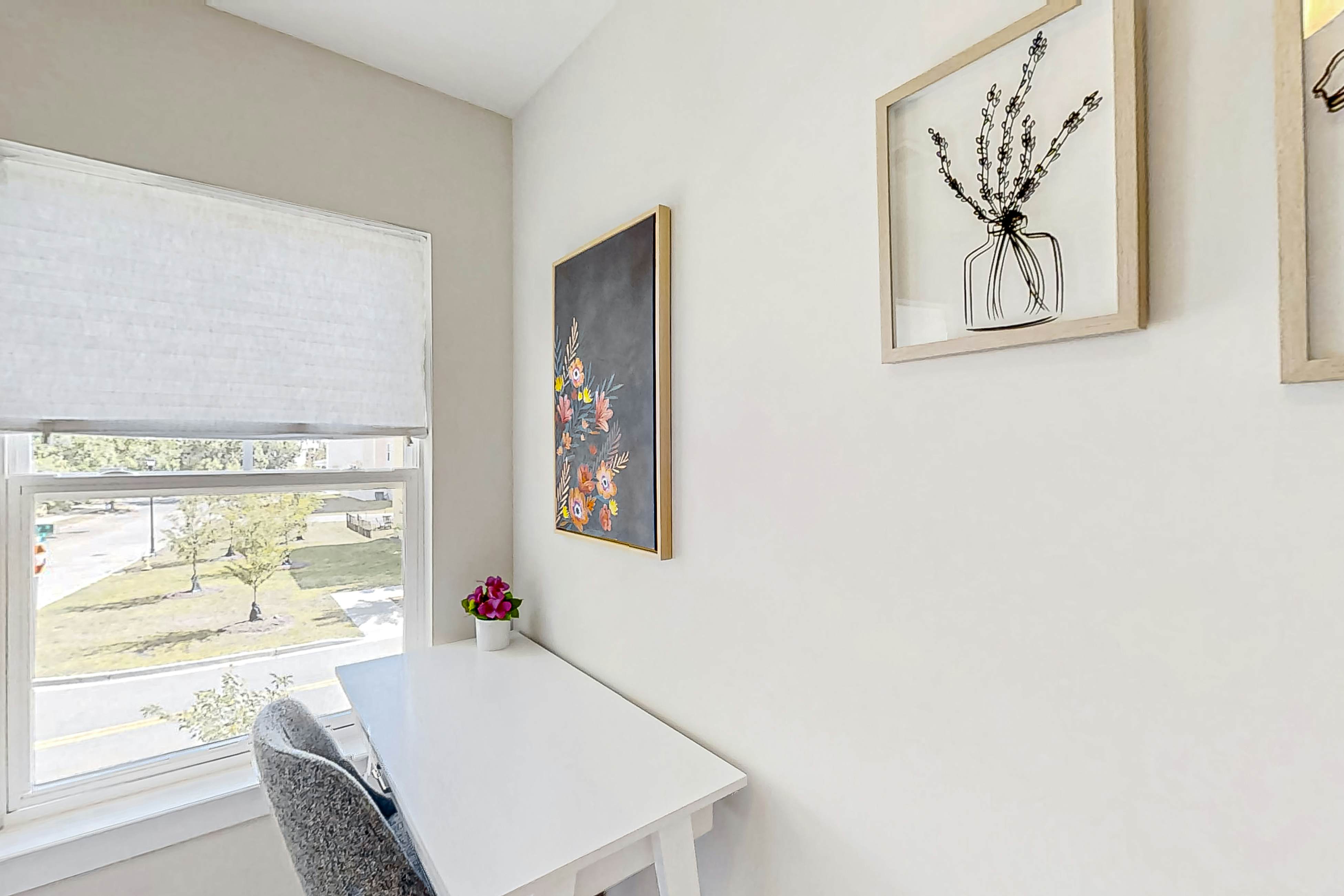 Dog-friendly townhouse with enclosed patio, outdoor dining, desk, W/D, & AC