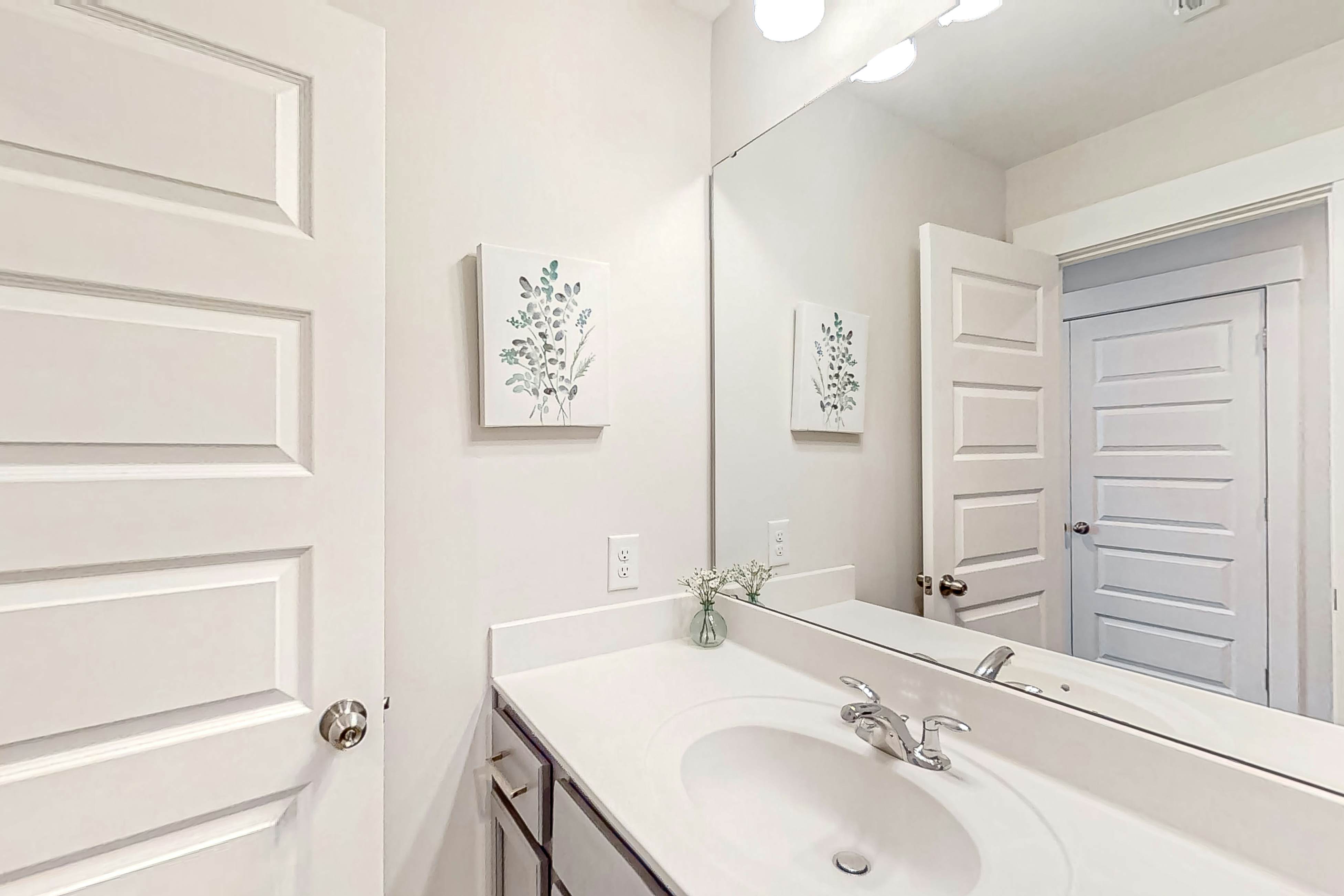 Dog-friendly townhouse with enclosed patio, outdoor dining, desk, W/D, & AC