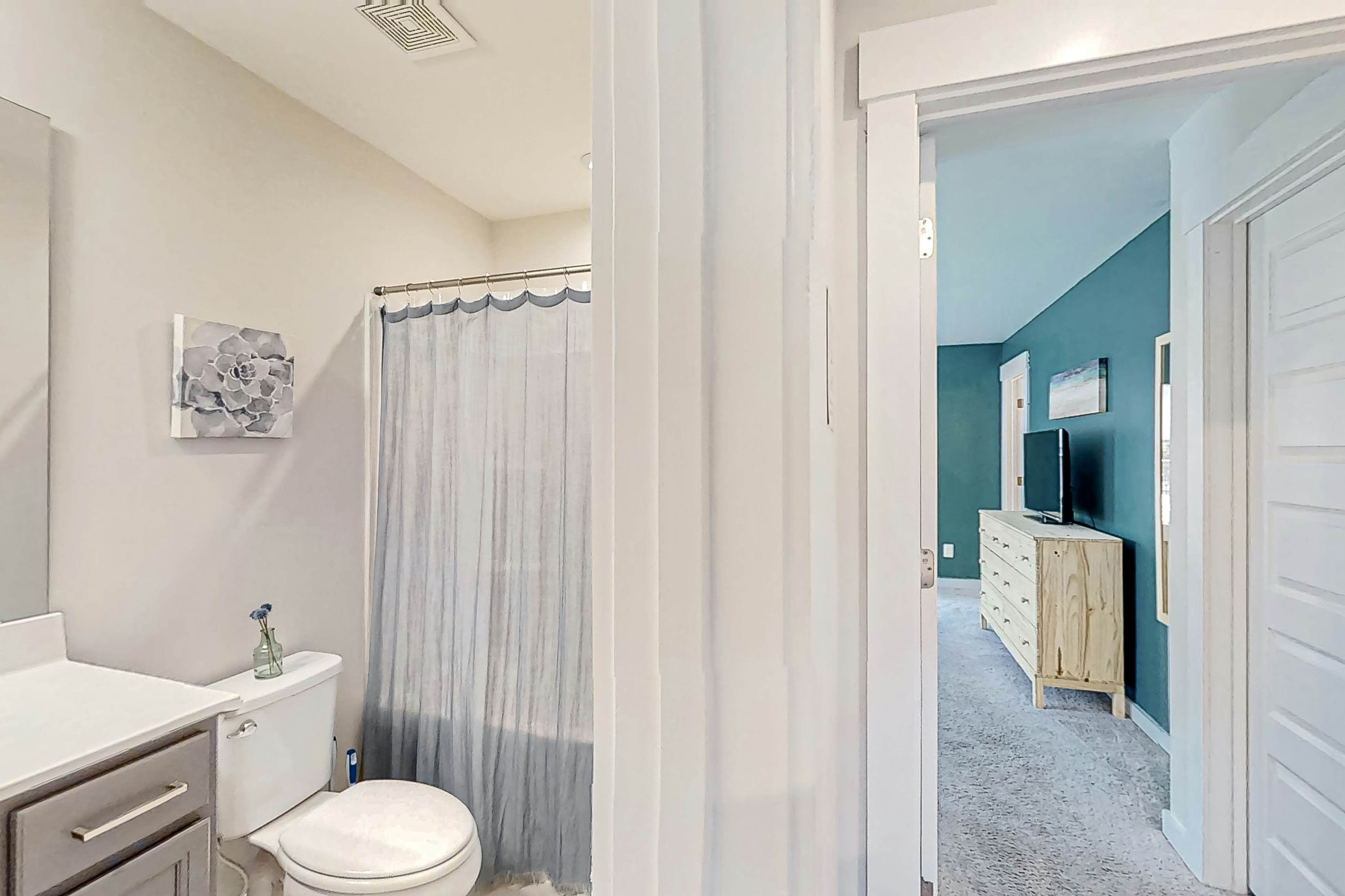 Dog-friendly townhouse with enclosed patio, outdoor dining, desk, W/D, & AC