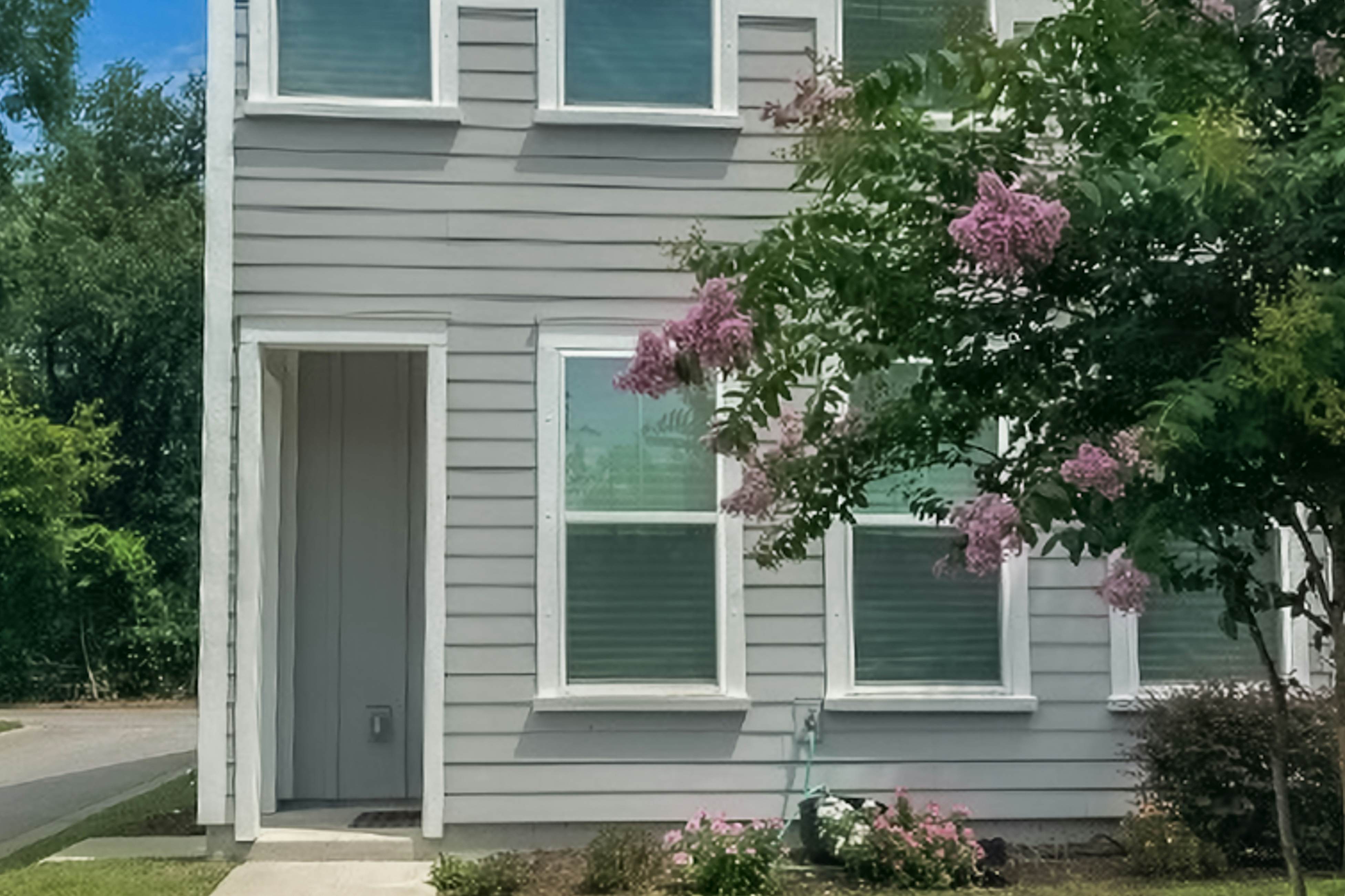 Dog-friendly townhouse with enclosed patio, outdoor dining, desk, W/D, & AC