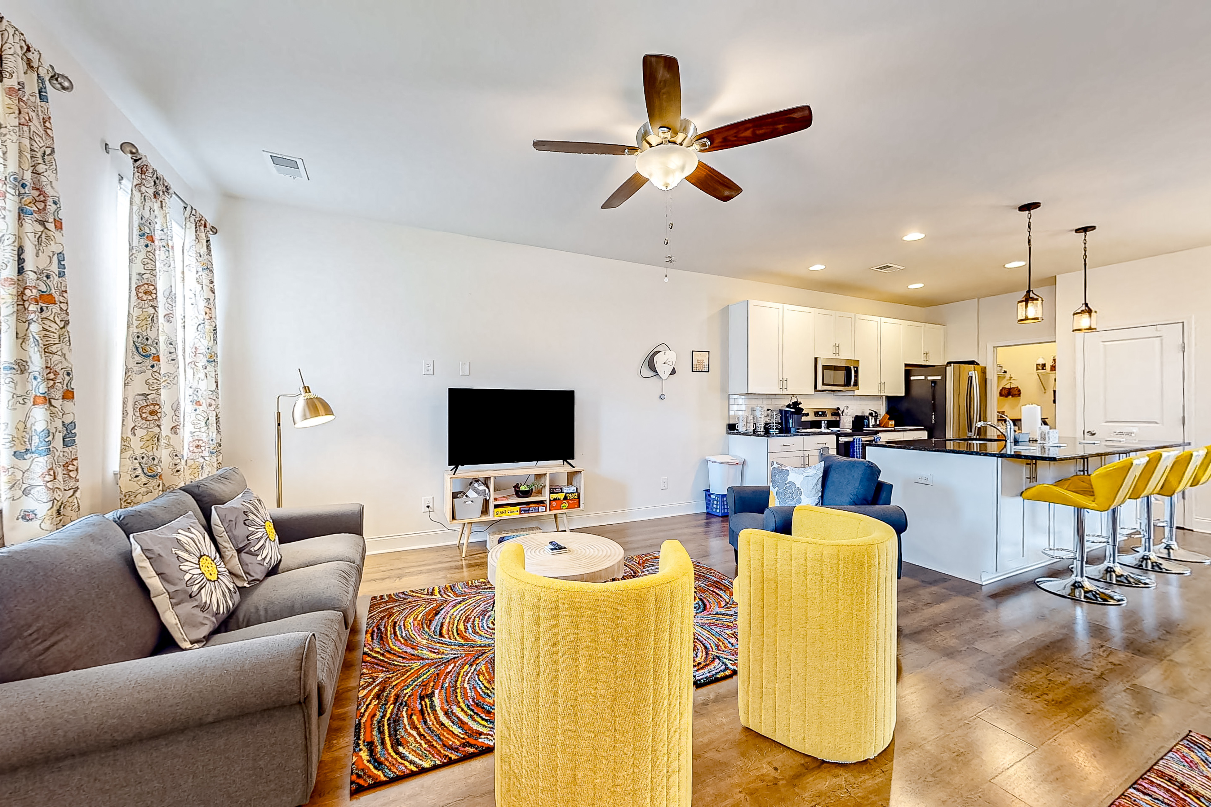 Snowbird-friendly townhouse with pool, tennis court, & central AC