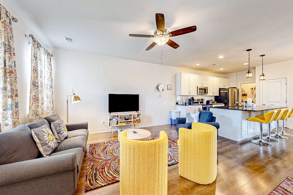 Snowbird-friendly townhouse with pool, tennis court, & central AC