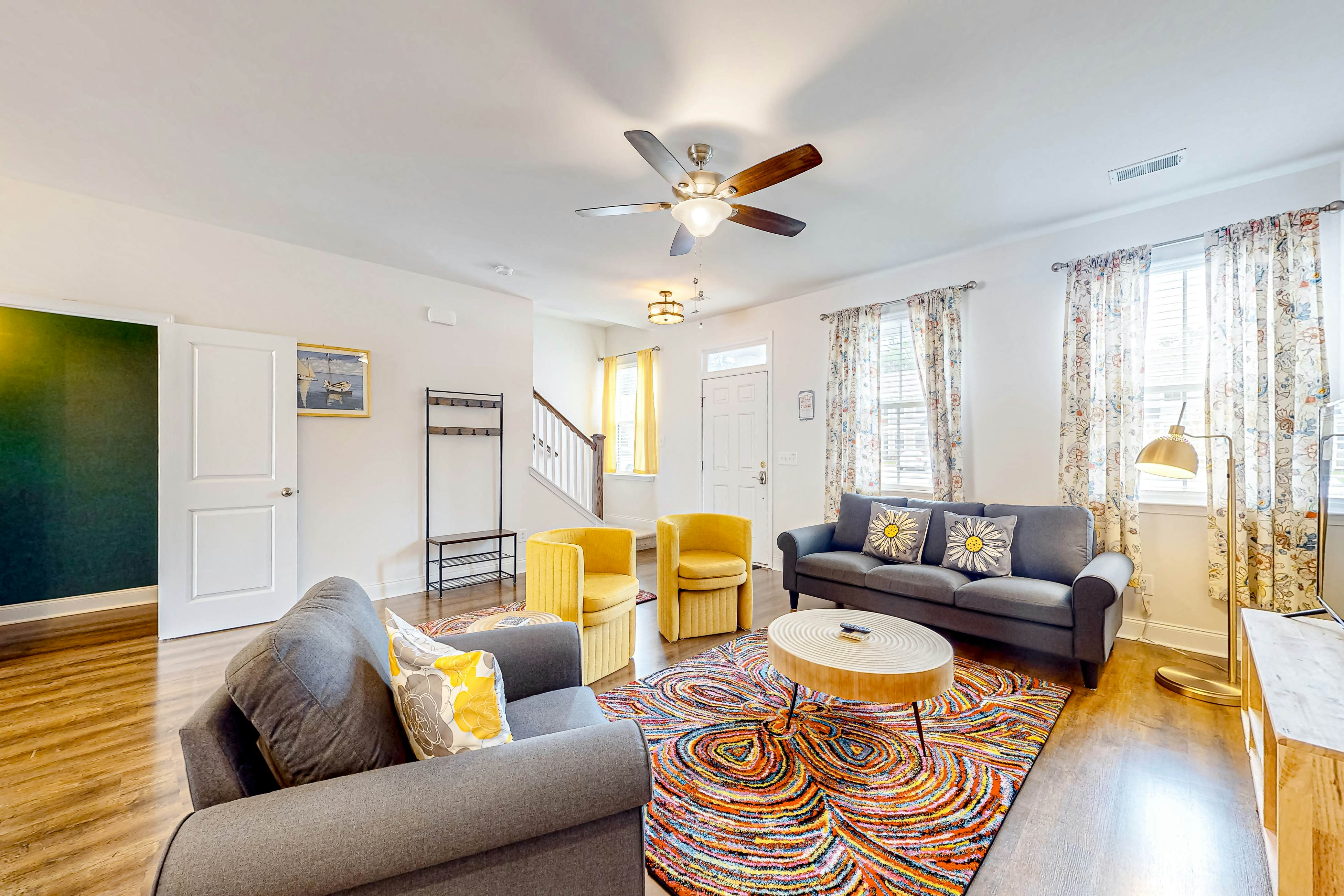 Snowbird-friendly townhouse with pool, tennis court, & central AC