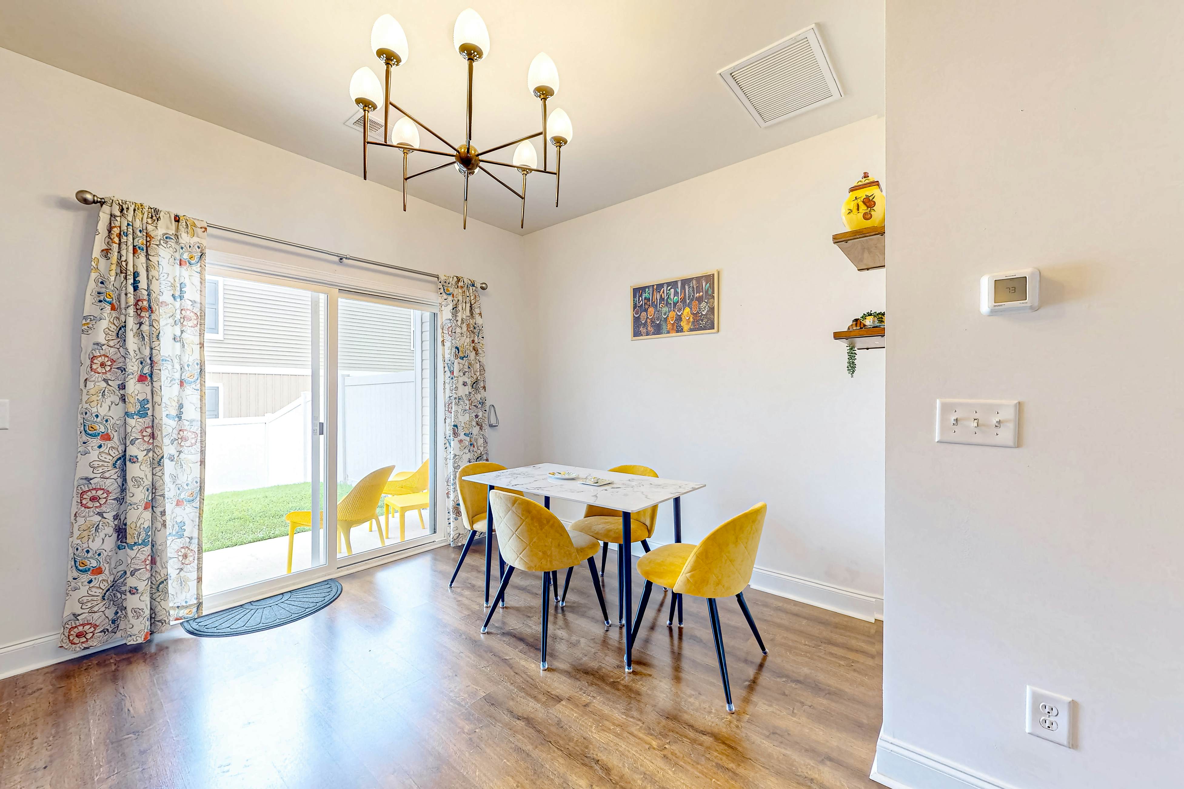 Snowbird-friendly townhouse with pool, tennis court, & central AC