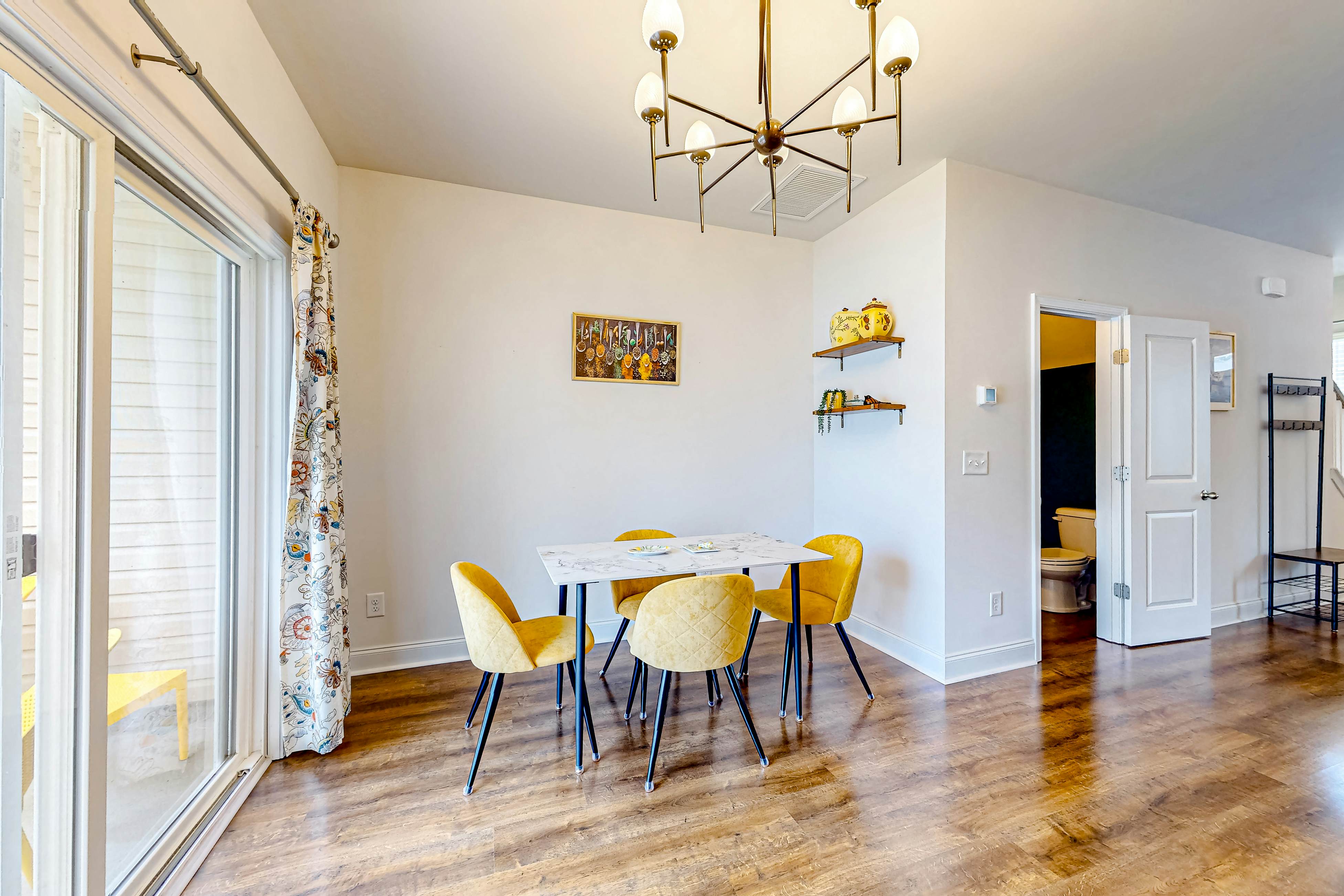 Snowbird-friendly townhouse with pool, tennis court, & central AC