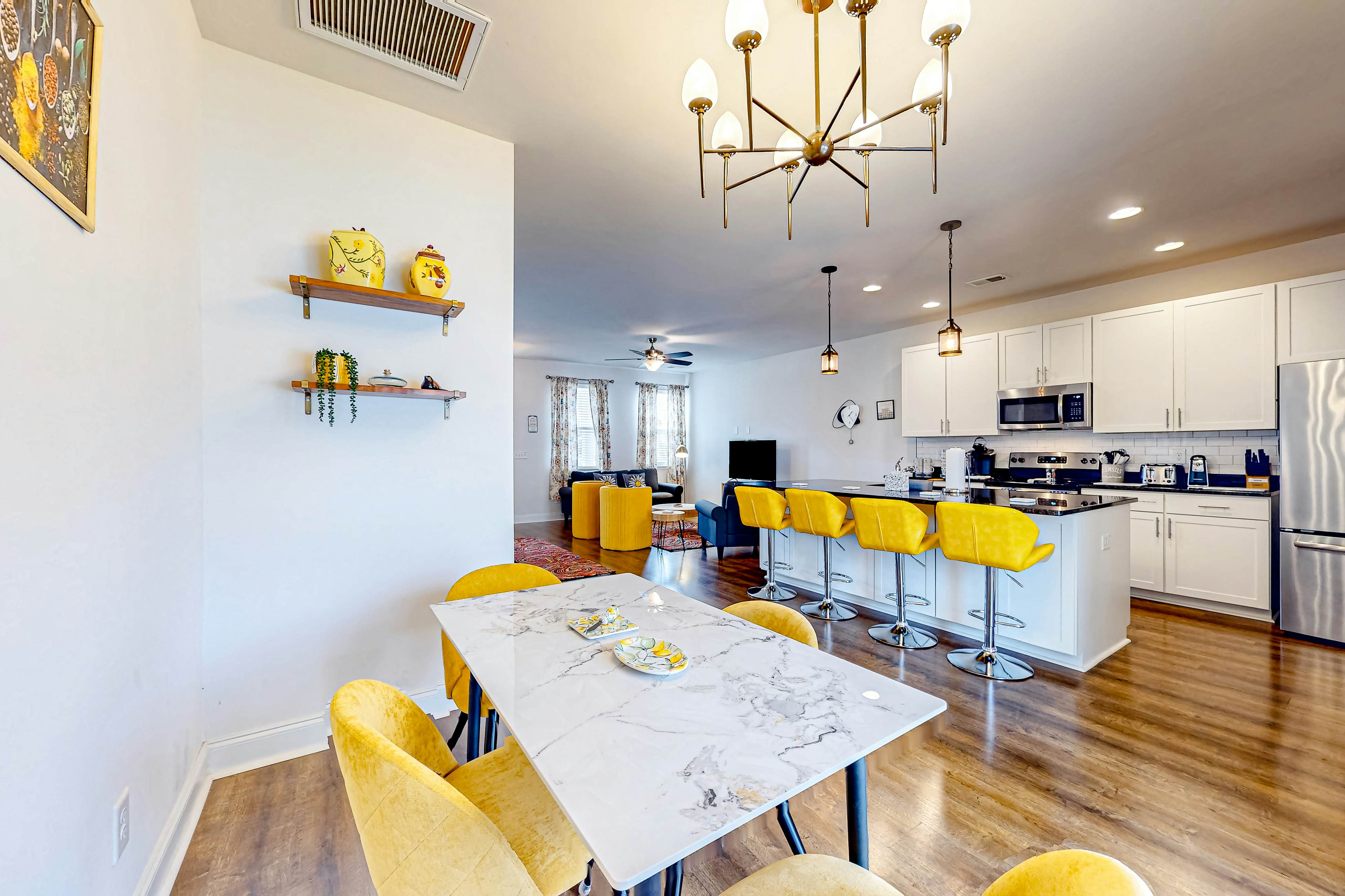 Snowbird-friendly townhouse with pool, tennis court, & central AC