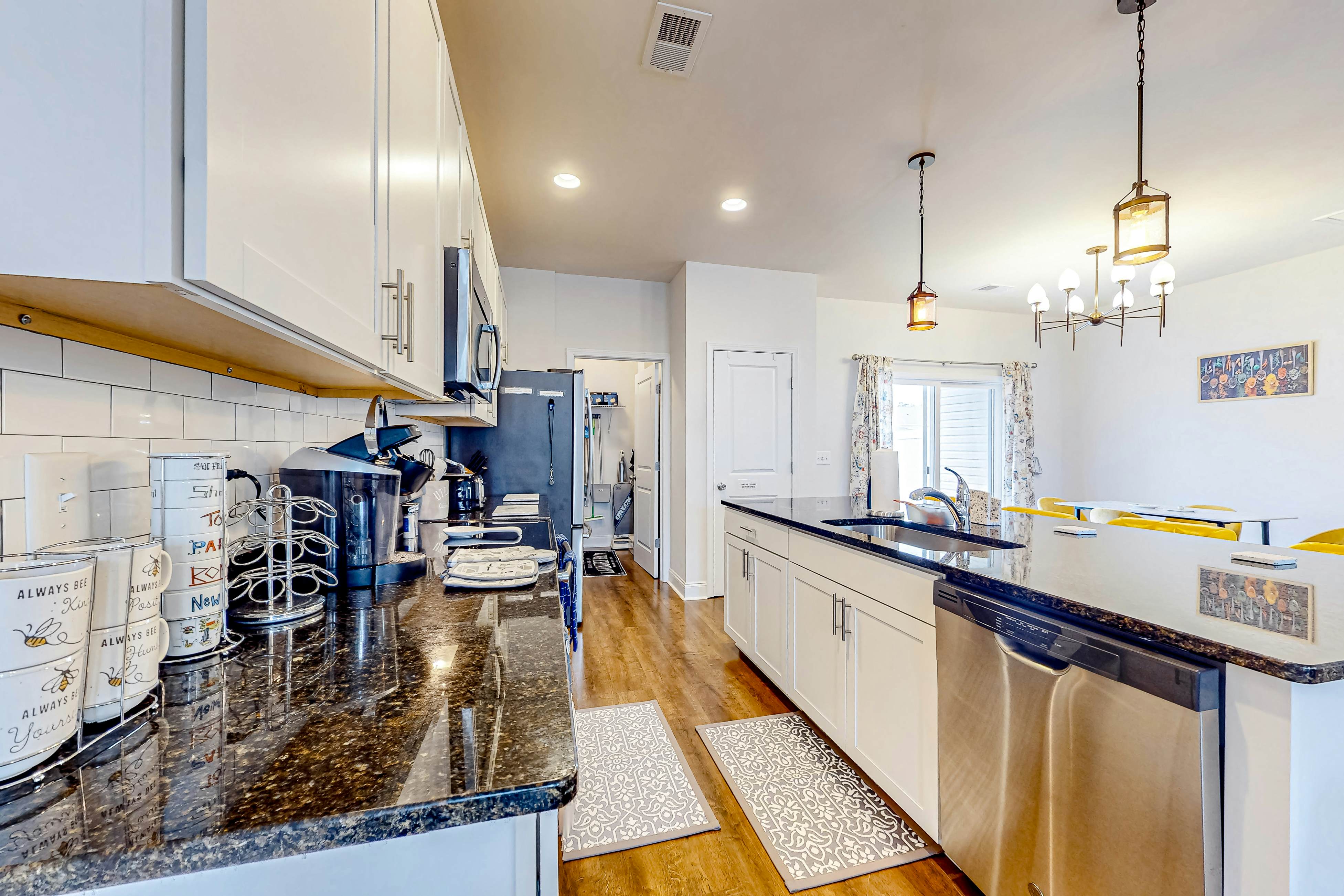 Snowbird-friendly townhouse with pool, tennis court, & central AC