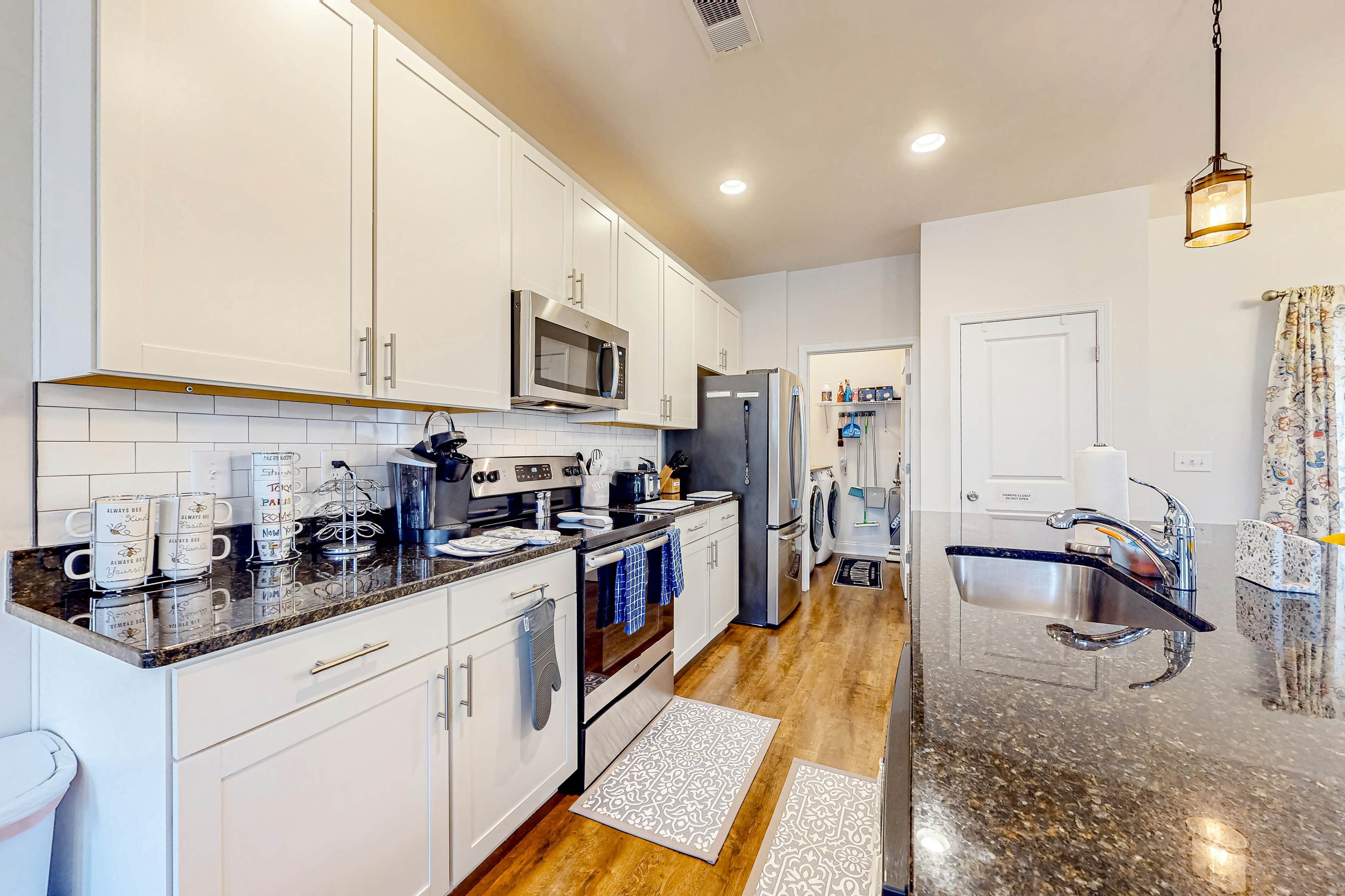 Snowbird-friendly townhouse with pool, tennis court, & central AC