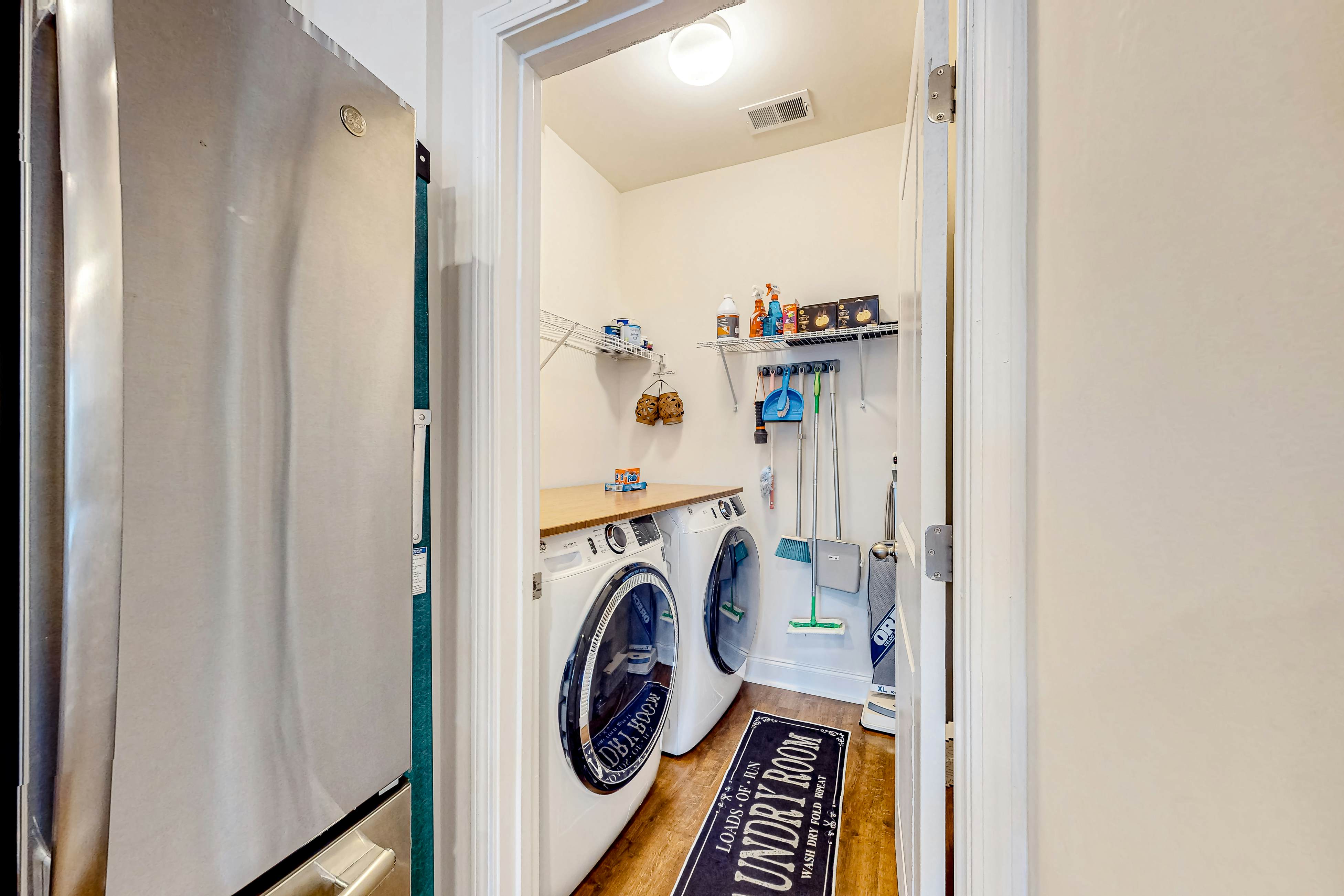 Snowbird-friendly townhouse with pool, tennis court, & central AC