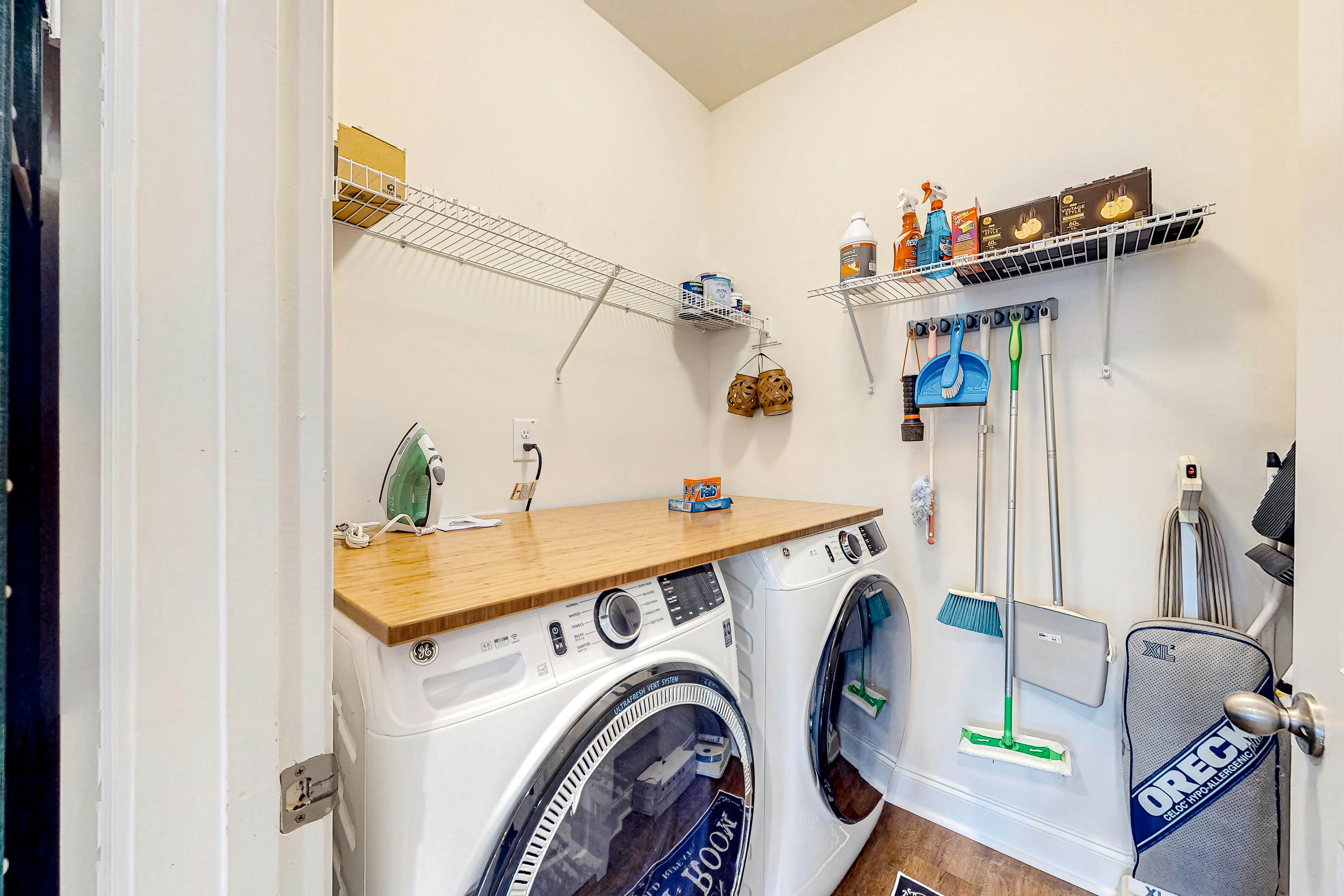 Snowbird-friendly townhouse with pool, tennis court, & central AC