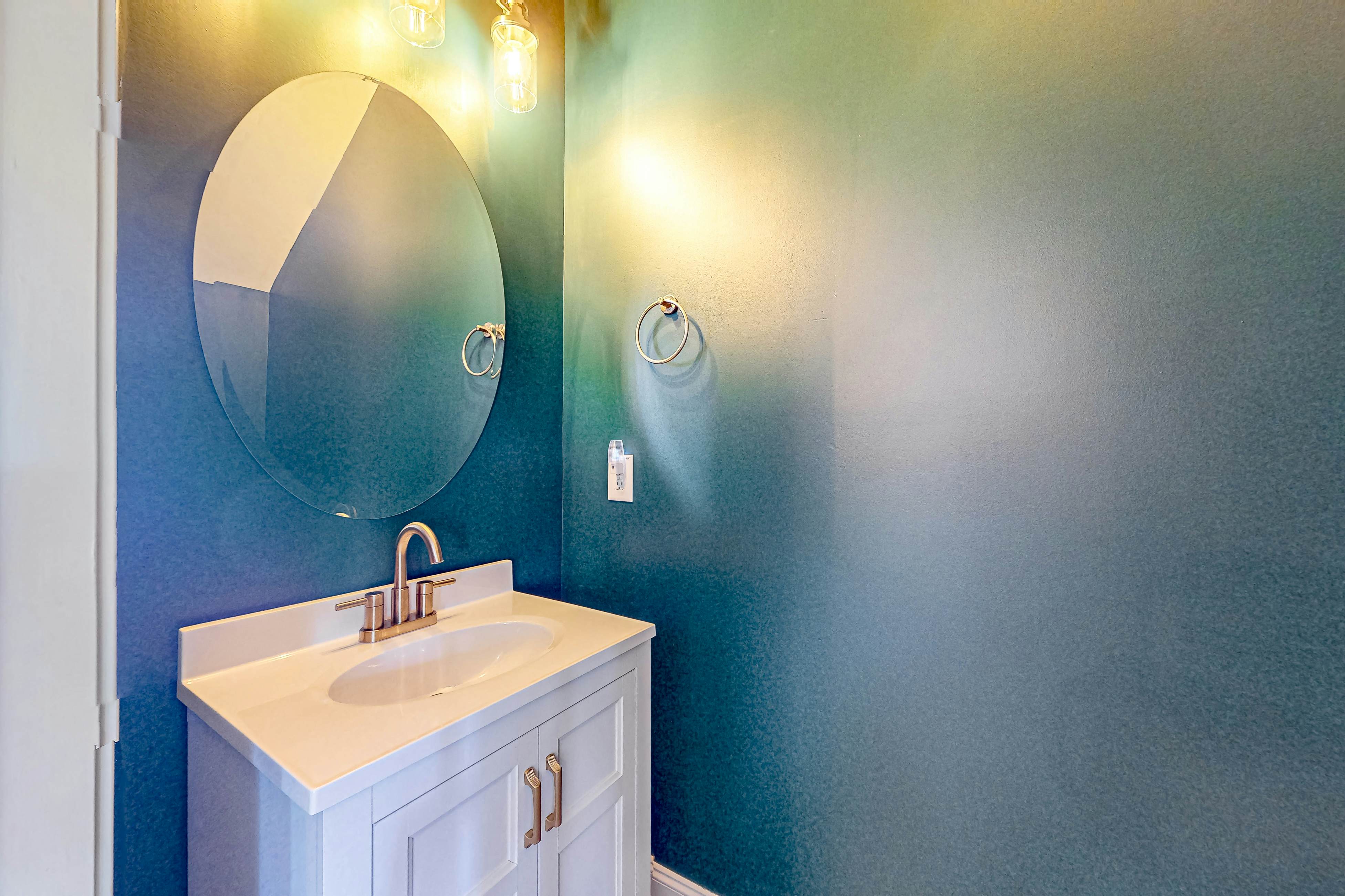 Snowbird-friendly townhouse with pool, tennis court, & central AC