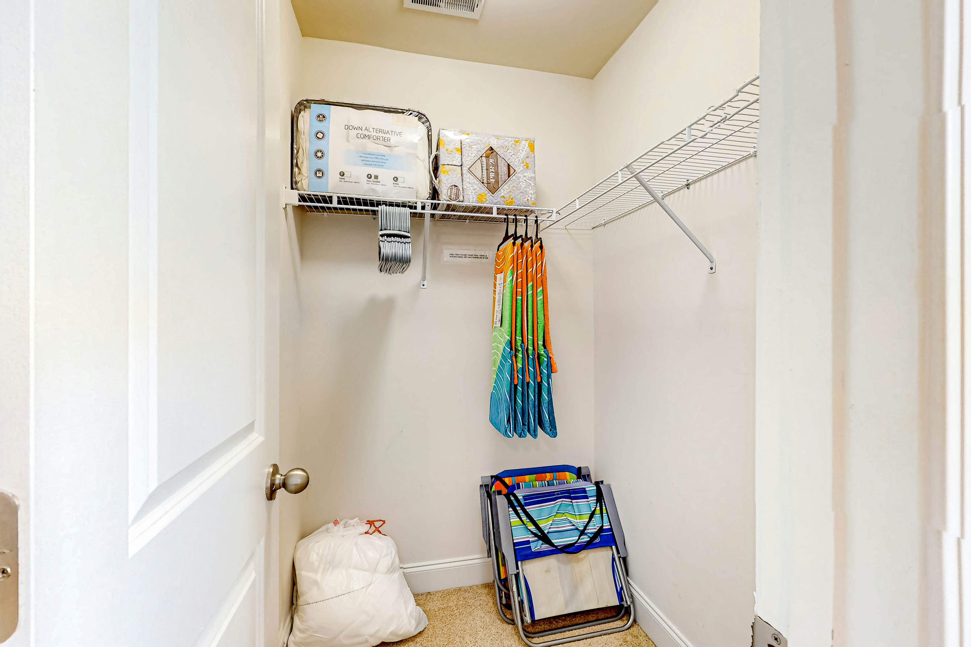 Snowbird-friendly townhouse with pool, tennis court, & central AC