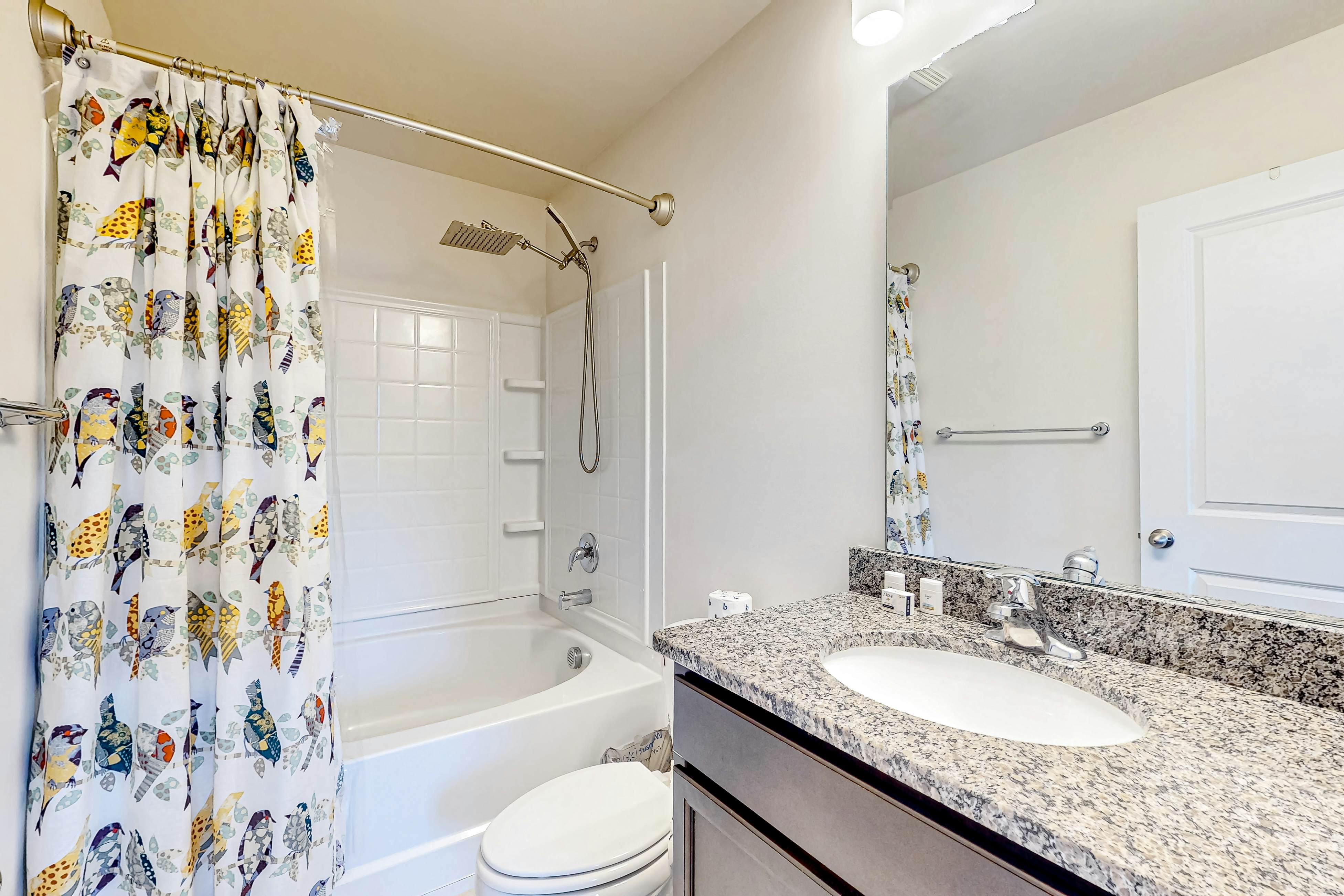 Snowbird-friendly townhouse with pool, tennis court, & central AC