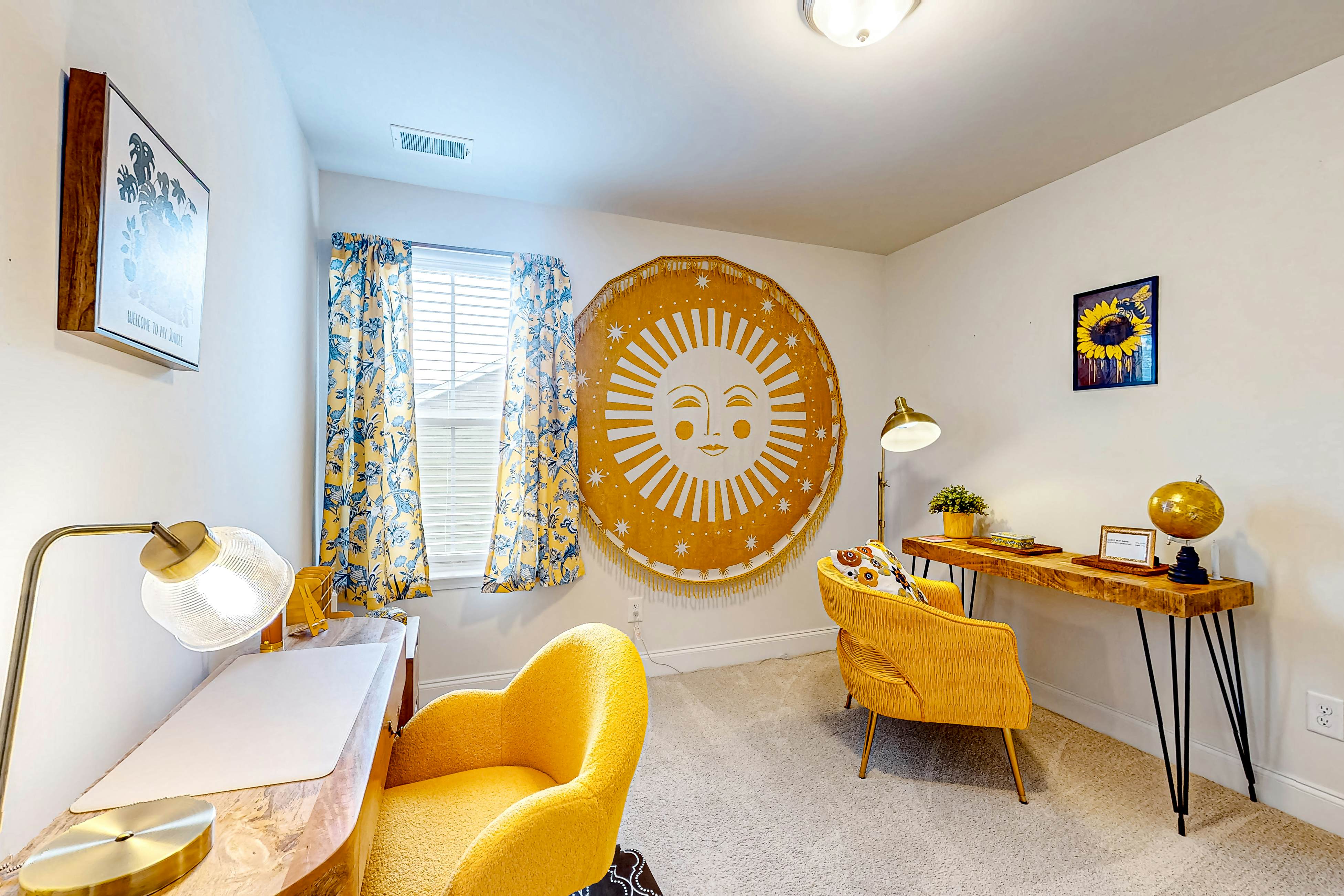 Snowbird-friendly townhouse with pool, tennis court, & central AC