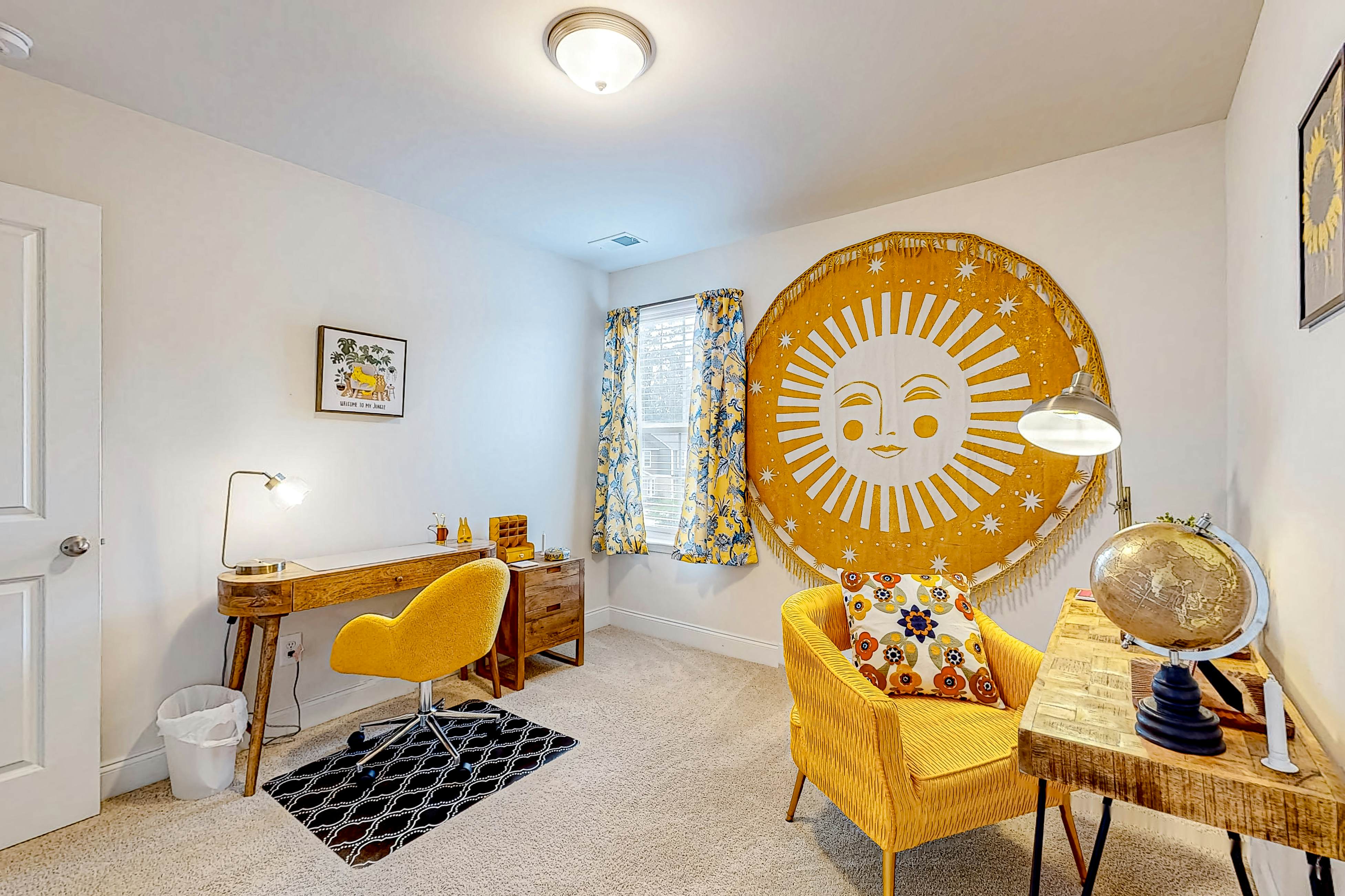 Snowbird-friendly townhouse with pool, tennis court, & central AC