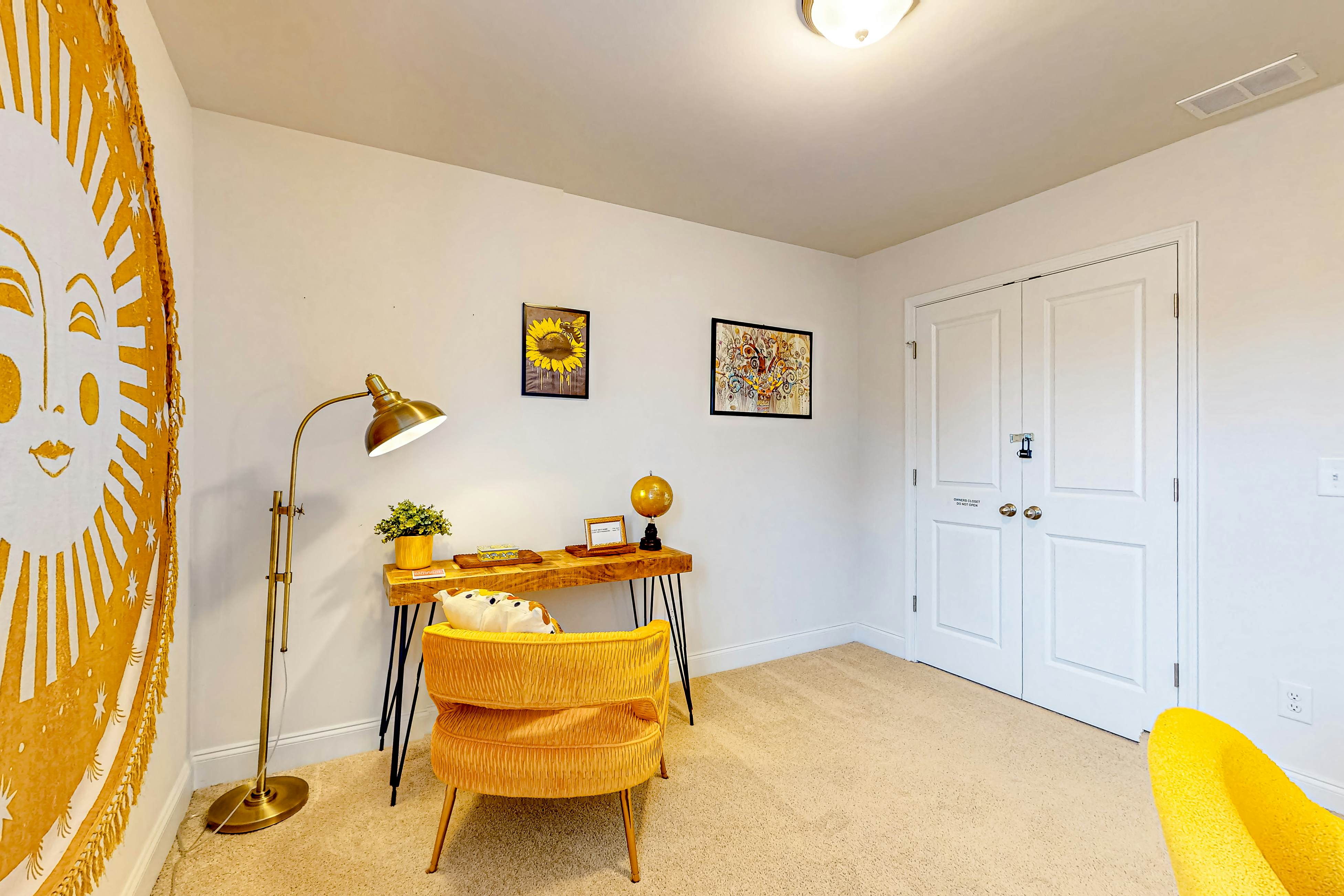 Snowbird-friendly townhouse with pool, tennis court, & central AC