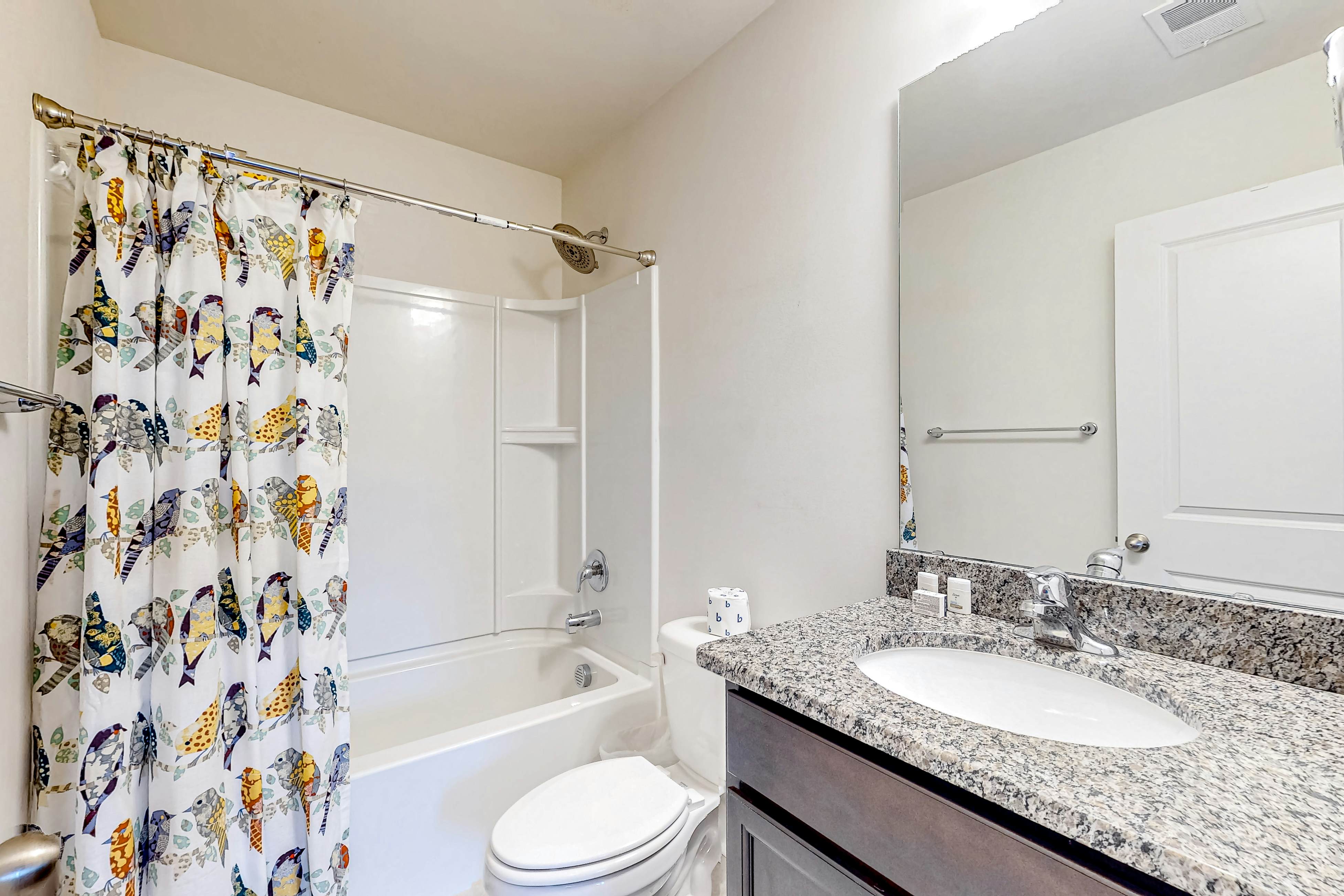 Snowbird-friendly townhouse with pool, tennis court, & central AC