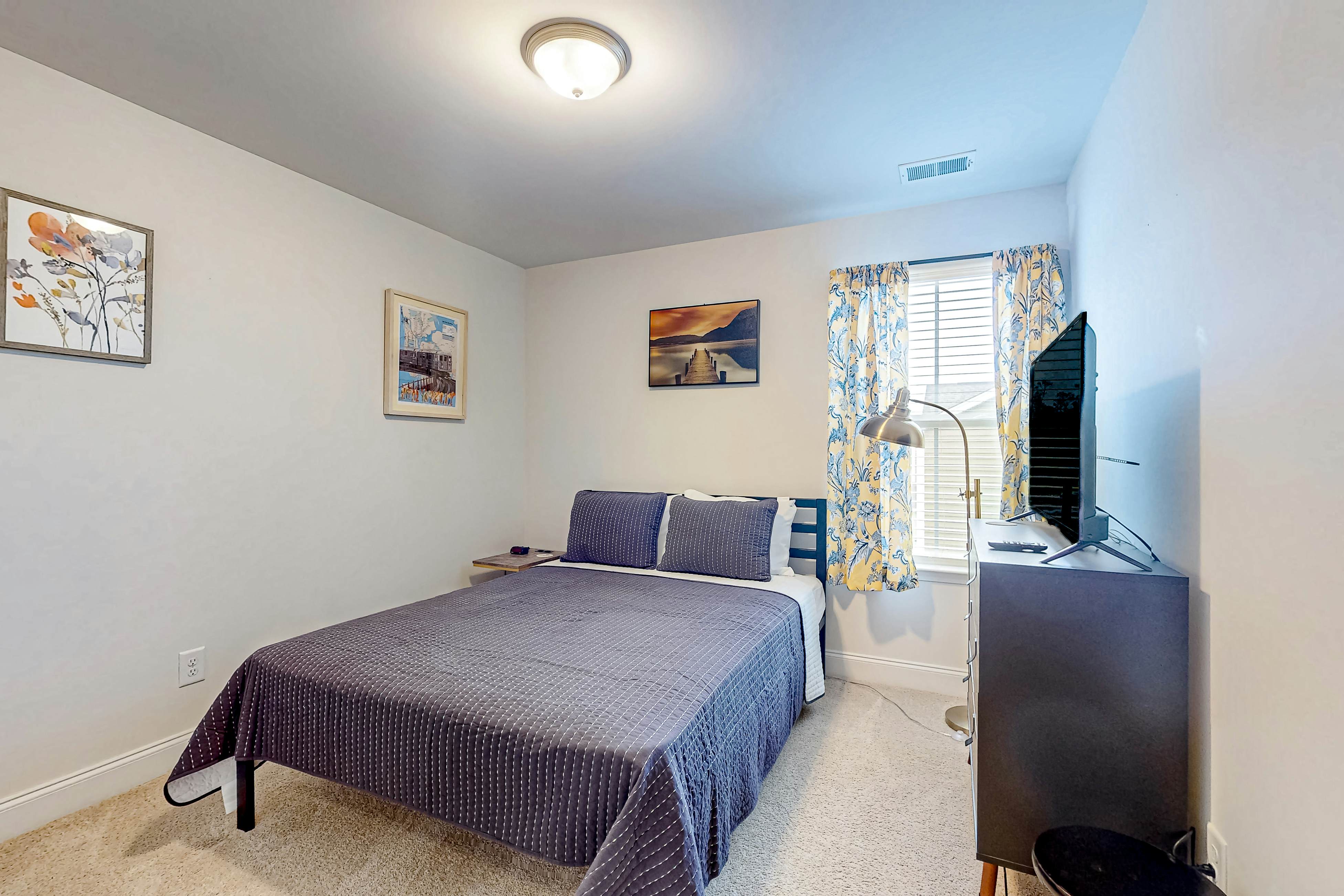 Snowbird-friendly townhouse with pool, tennis court, & central AC