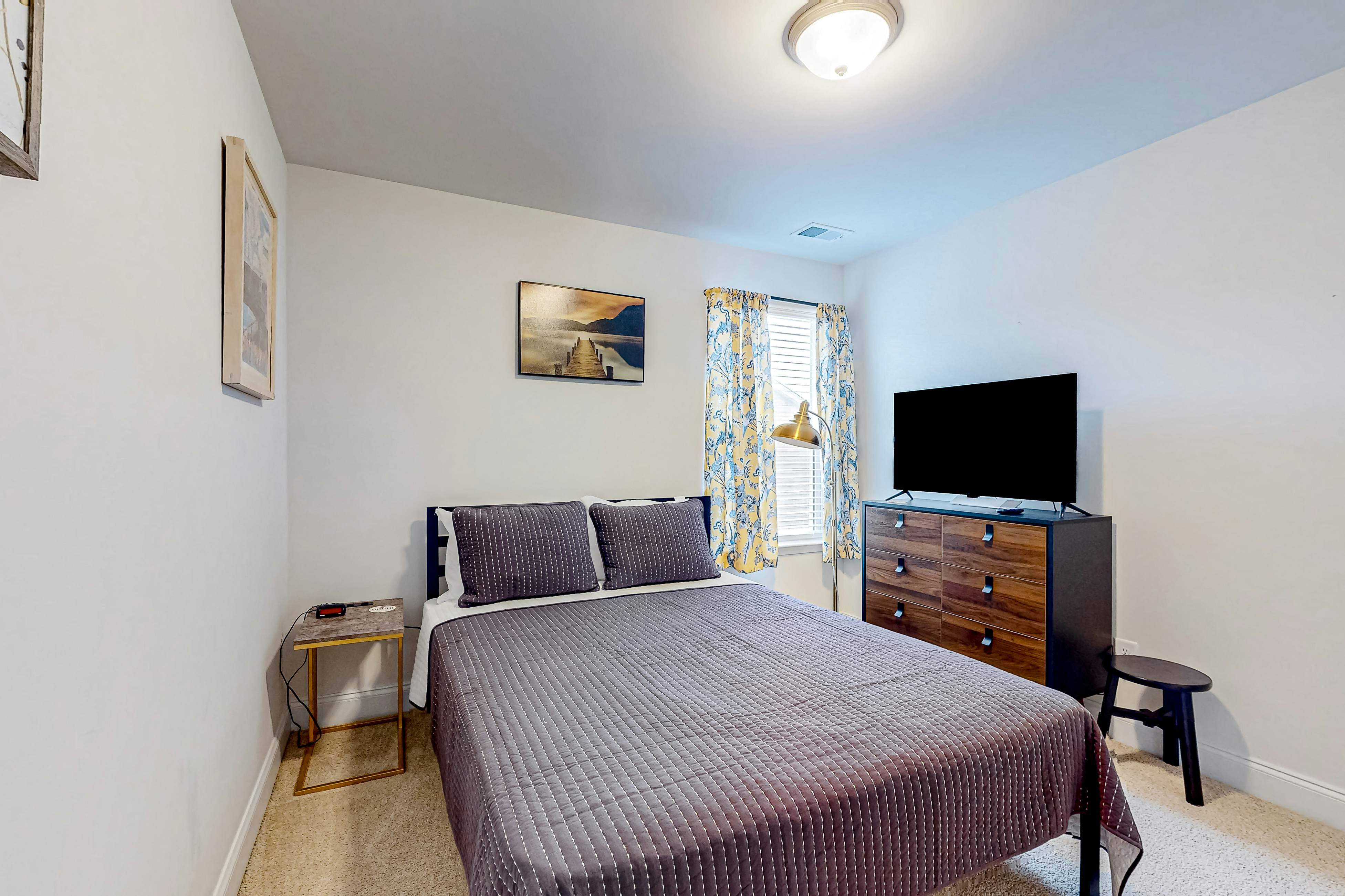 Snowbird-friendly townhouse with pool, tennis court, & central AC